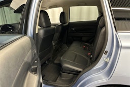 met. sininen Mitsubishi Outlander PHEV 2014 kuva 13.