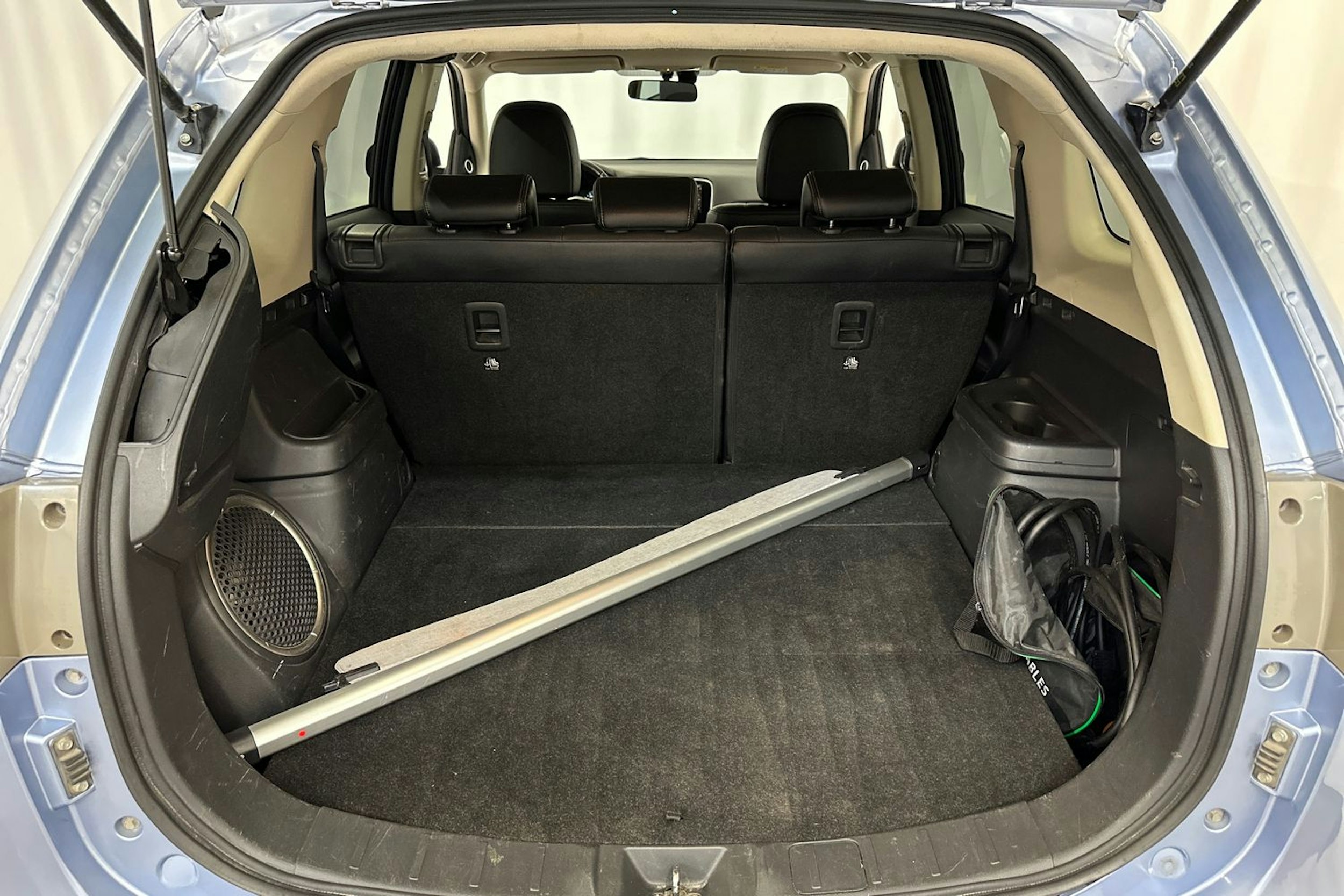 met. sininen Mitsubishi Outlander PHEV 2014 kuva 14.