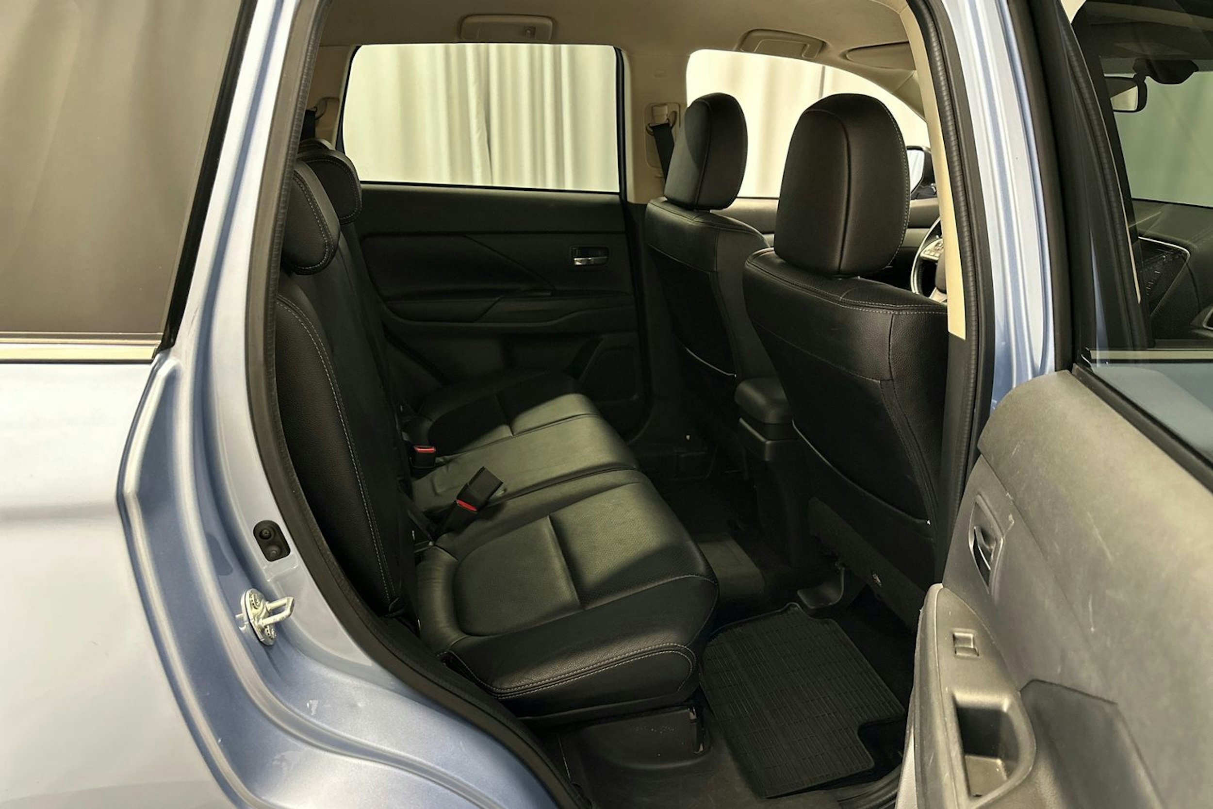 met. sininen Mitsubishi Outlander PHEV 2014 kuva 15.