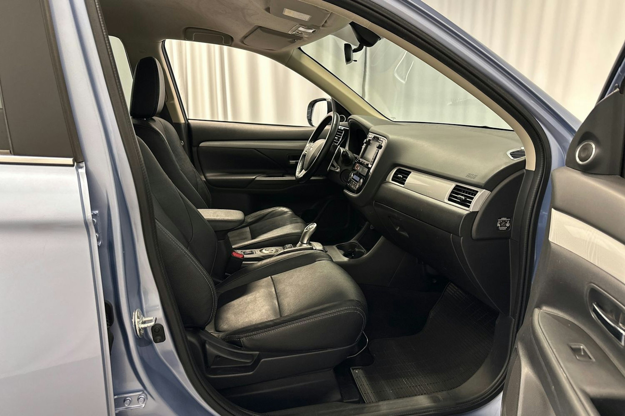 met. sininen Mitsubishi Outlander PHEV 2014 kuva 16.