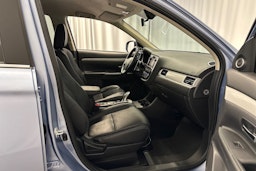 met. sininen Mitsubishi Outlander PHEV 2014 kuva 16.
