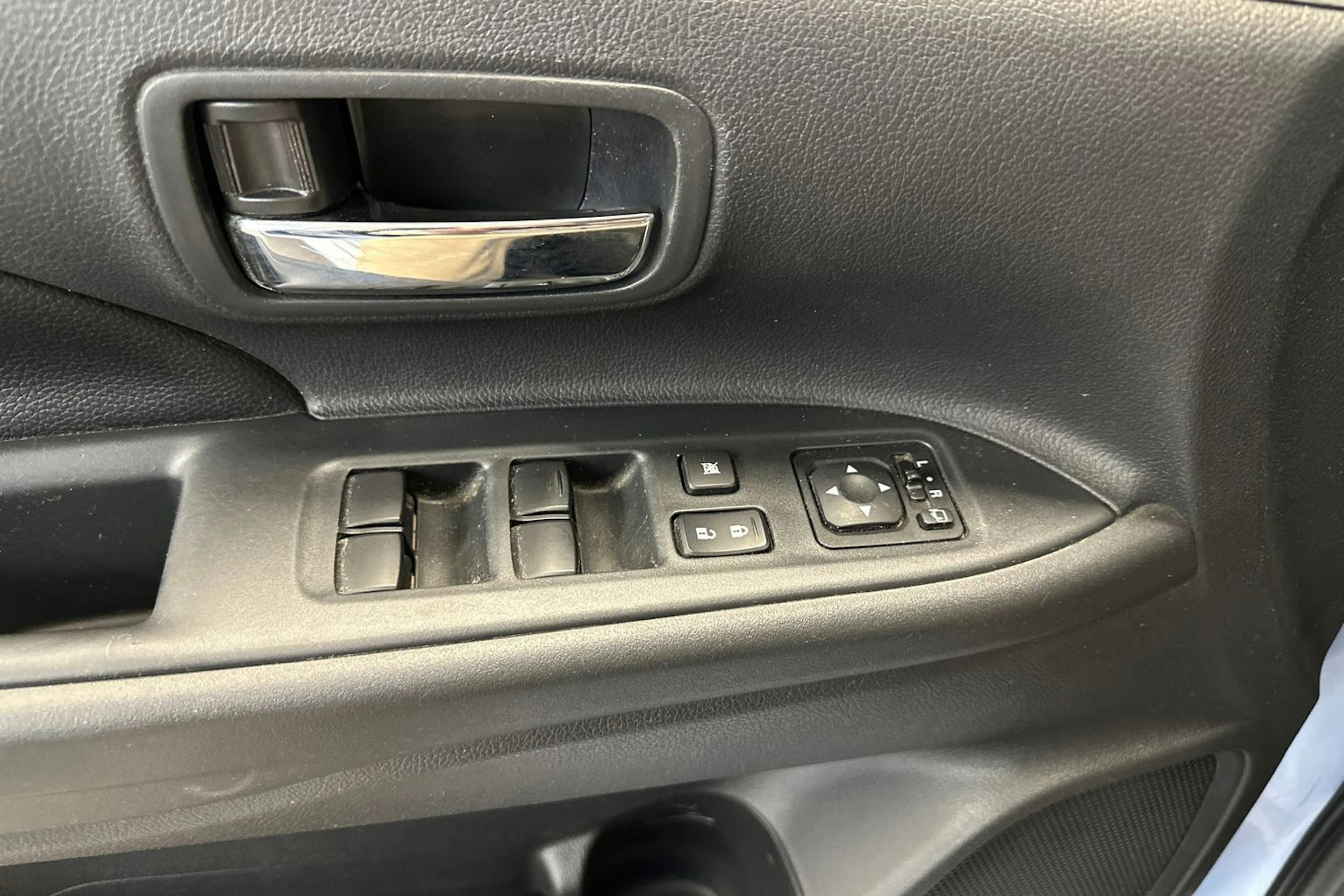 met. sininen Mitsubishi Outlander PHEV 2014 kuva 17.