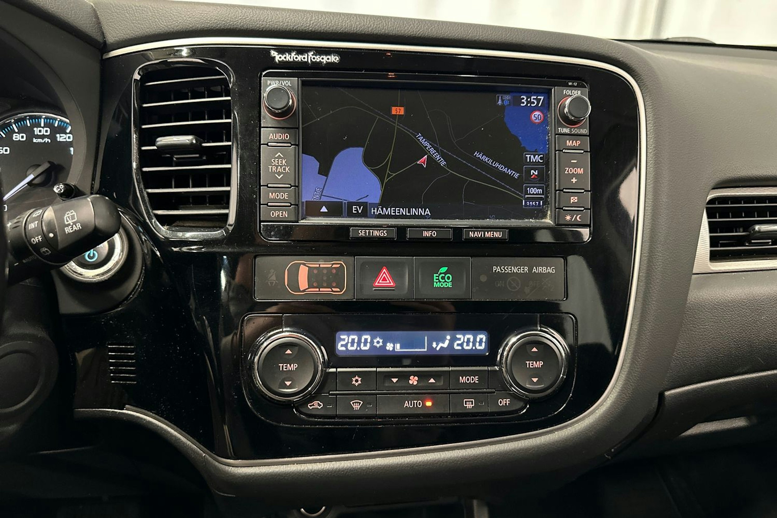 met. sininen Mitsubishi Outlander PHEV 2014 kuva 22.