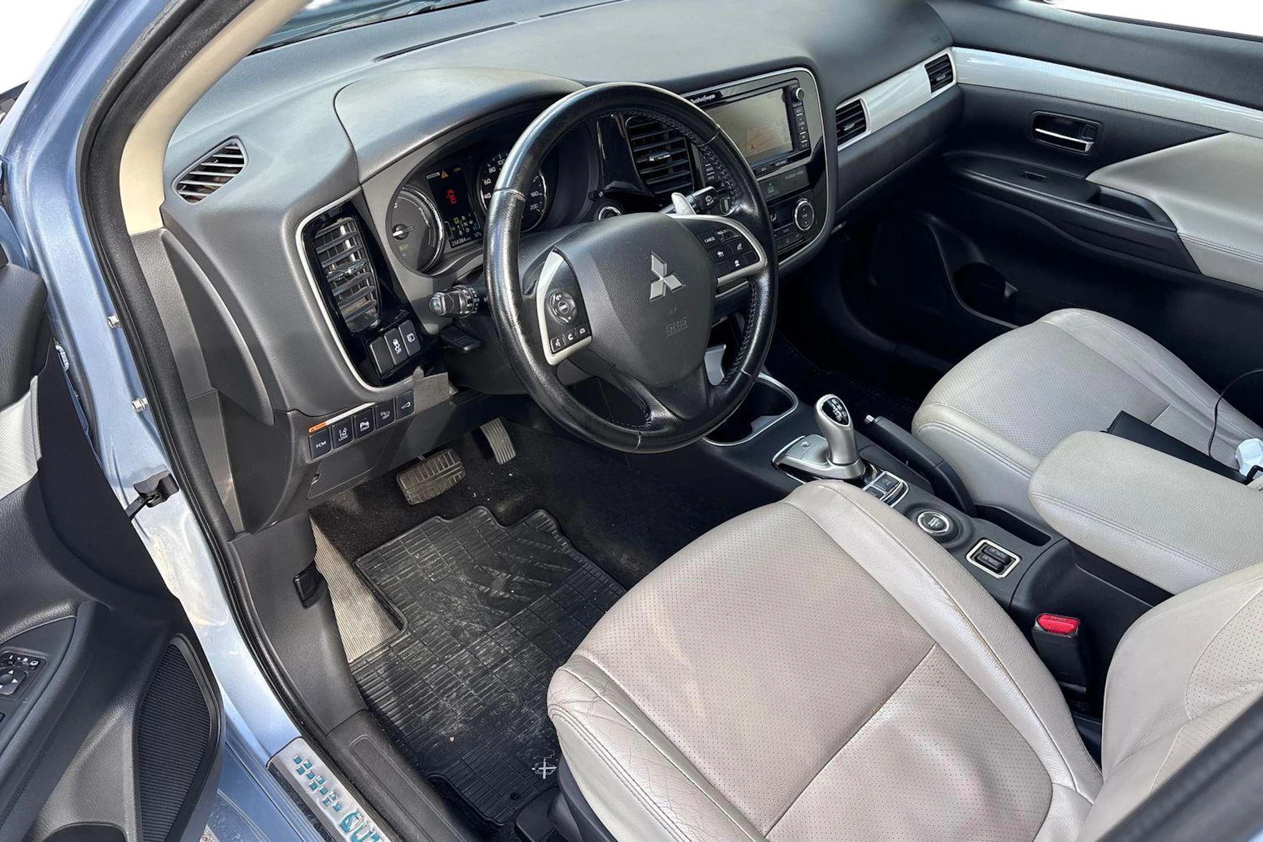 harmaa Mitsubishi Outlander PHEV 2014 kuva 3.