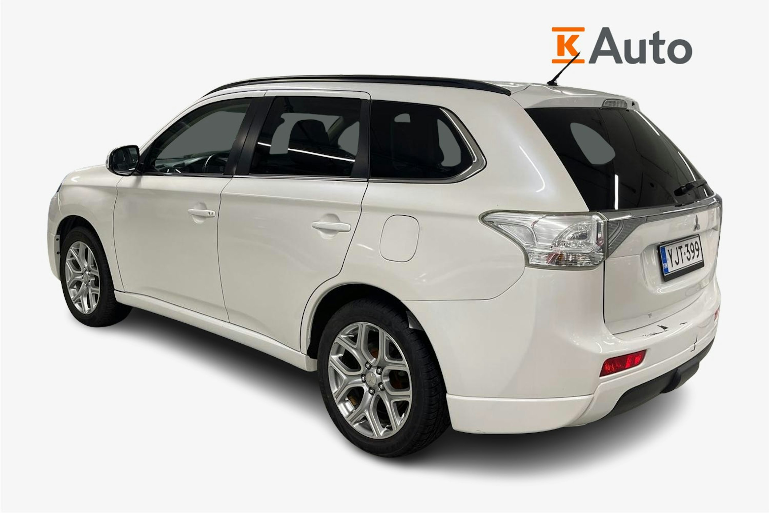 Valkoinen Mitsubishi Outlander PHEV 2014 kuva 2.