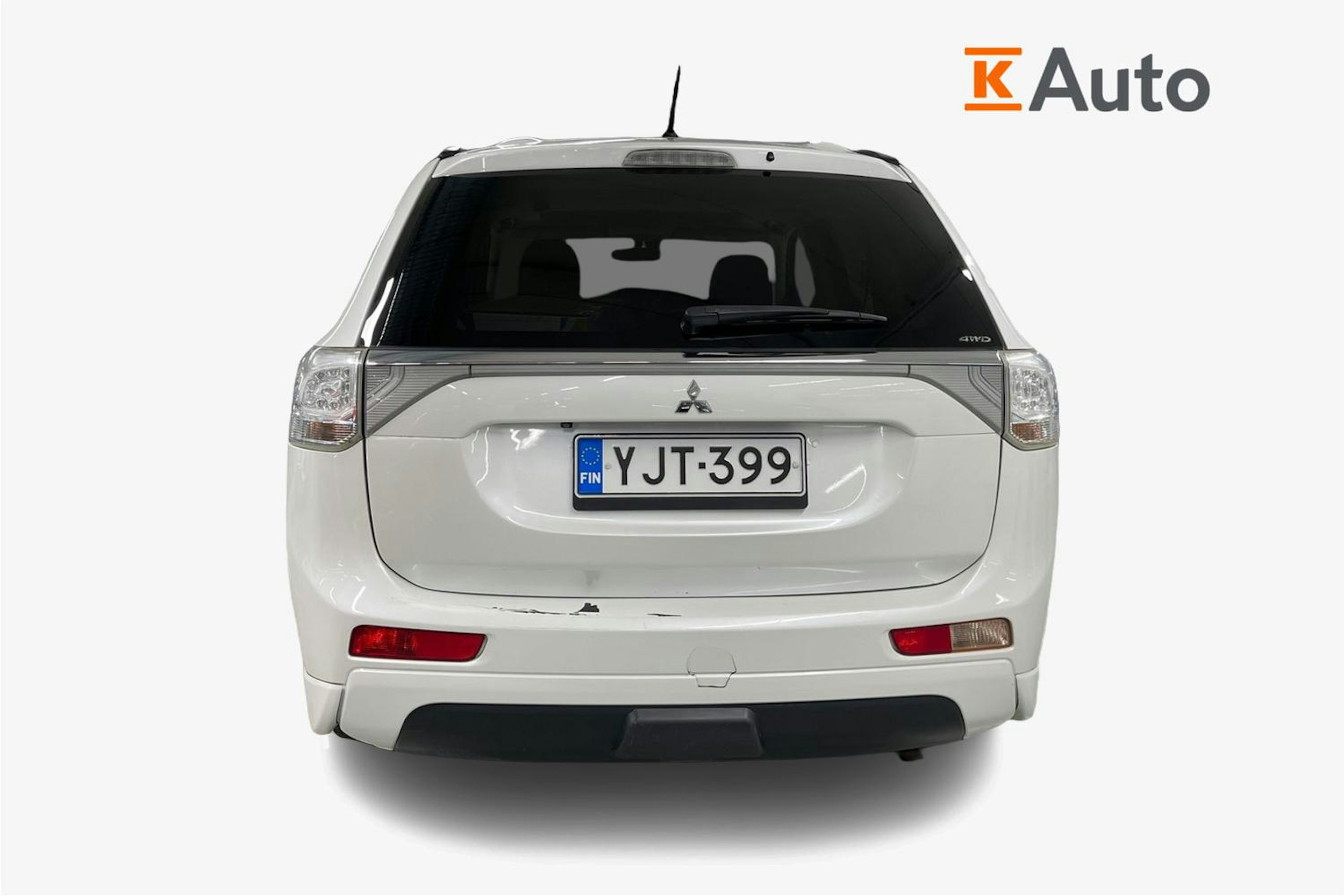 Valkoinen Mitsubishi Outlander PHEV 2014 kuva 3.