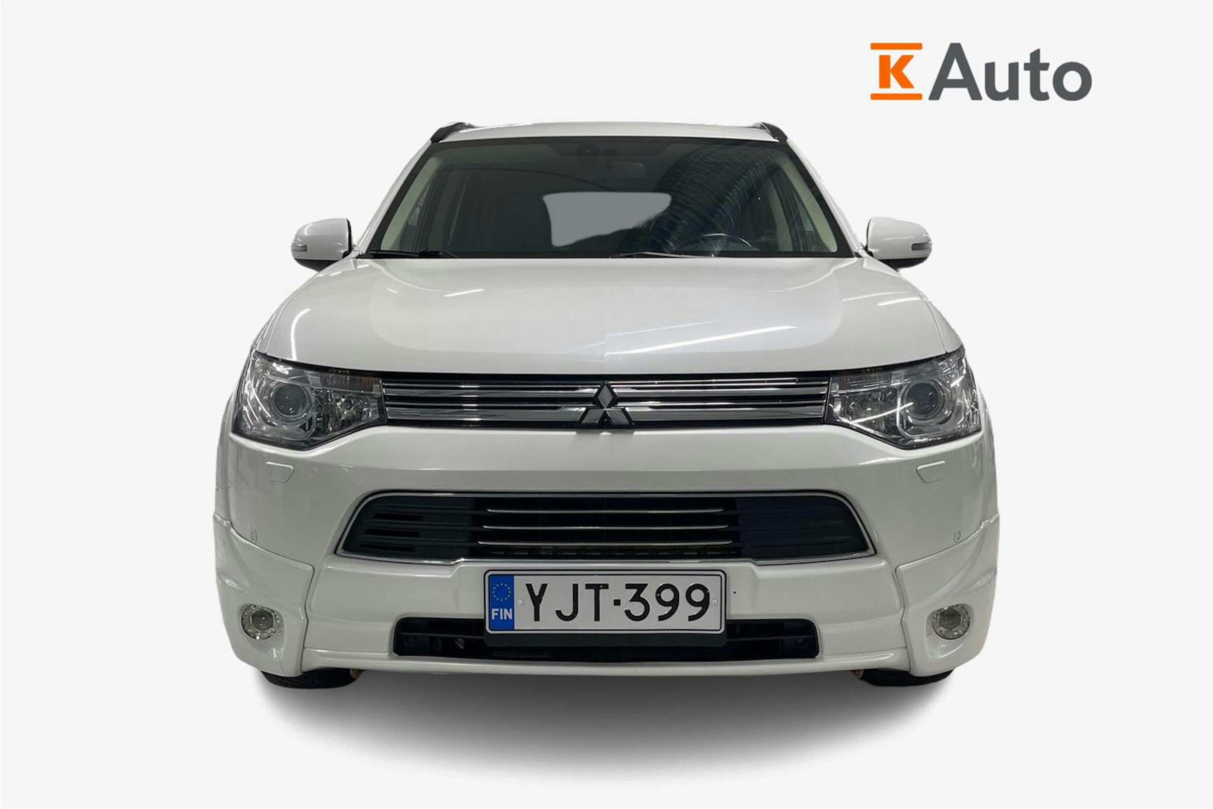 Valkoinen Mitsubishi Outlander PHEV 2014 kuva 5.