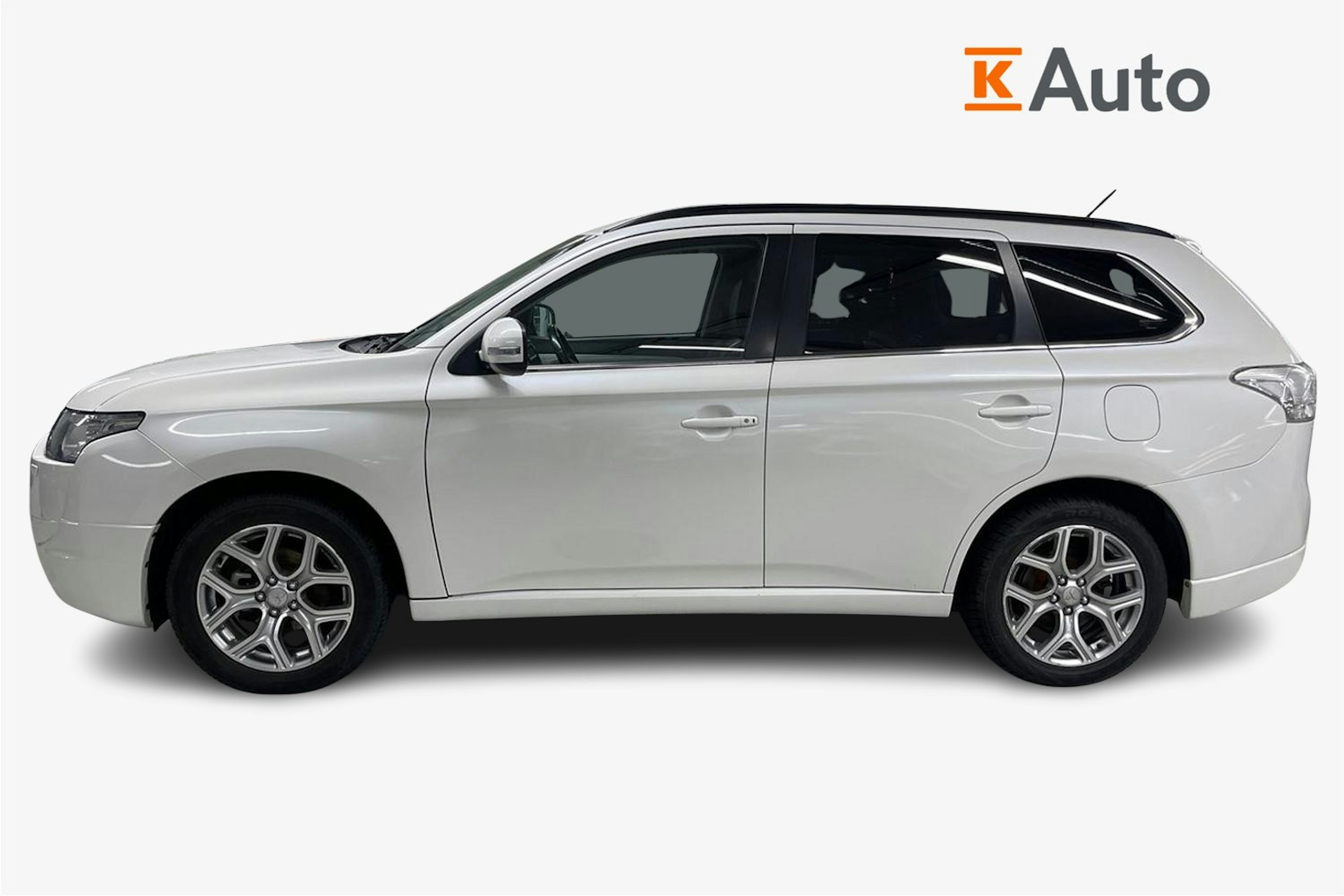 Valkoinen Mitsubishi Outlander PHEV 2014 kuva 6.