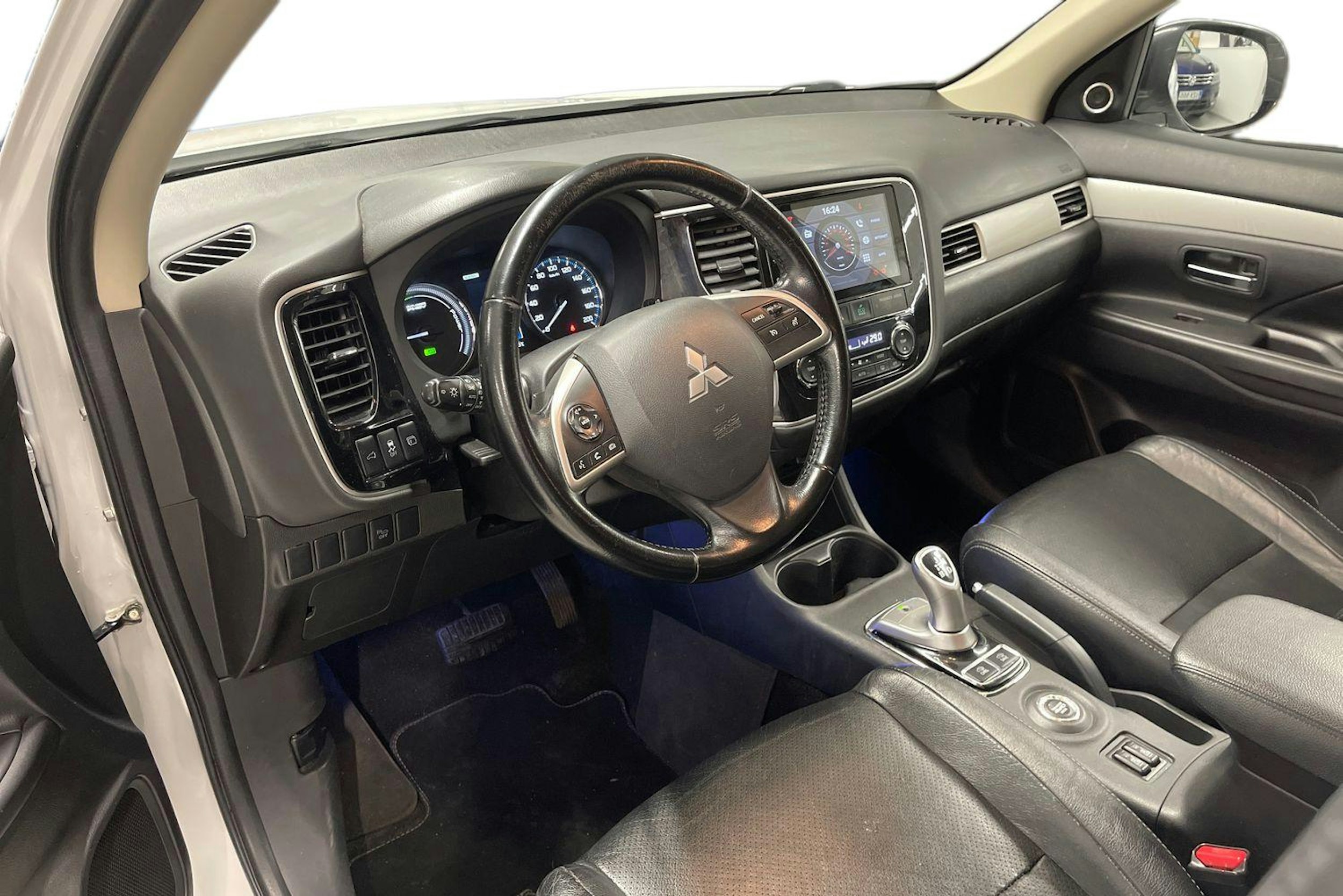 Valkoinen Mitsubishi Outlander PHEV 2014 kuva 7.