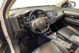 Valkoinen Mitsubishi Outlander PHEV 2014 kuva 7.