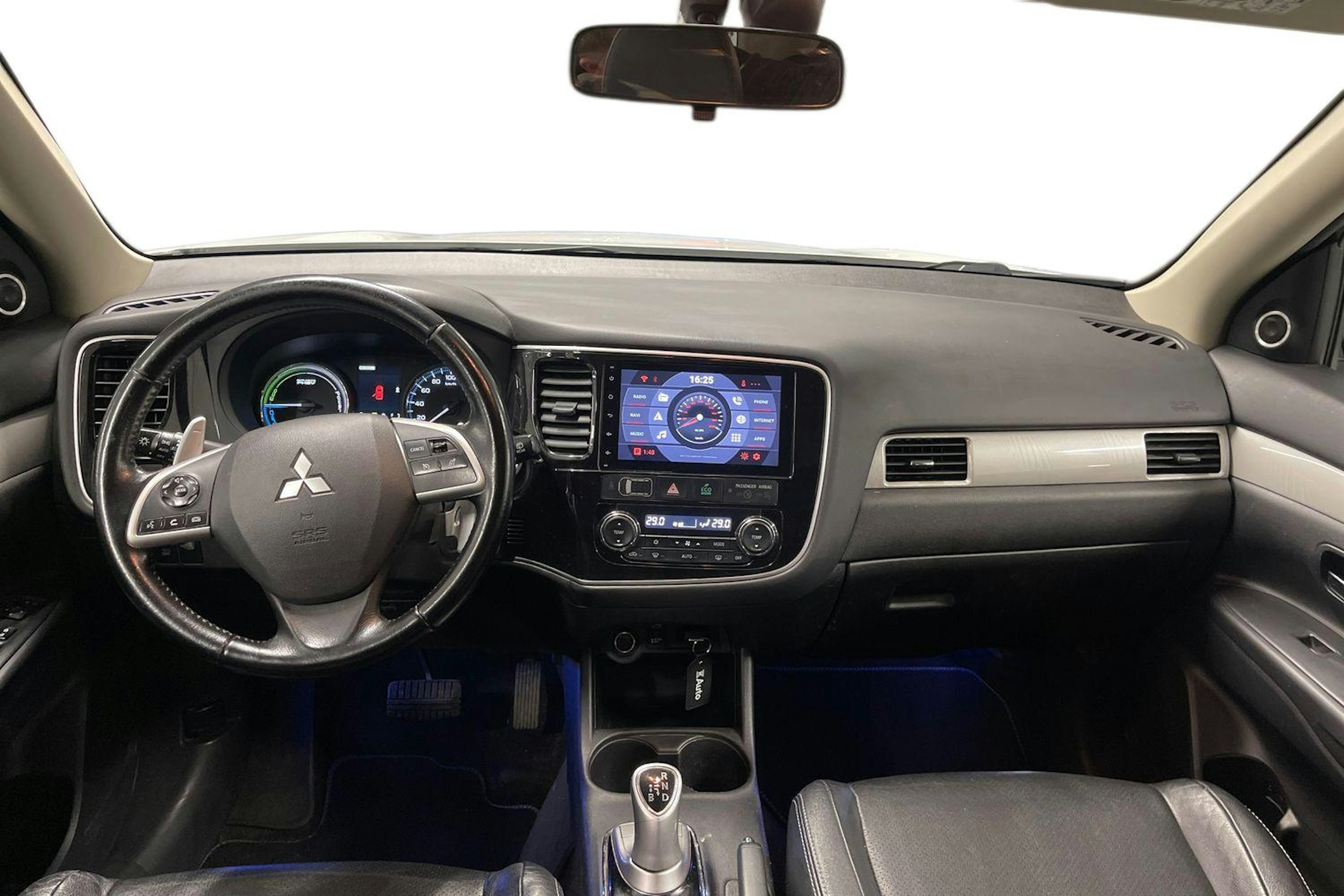 Valkoinen Mitsubishi Outlander PHEV 2014 kuva 9.