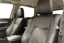 Valkoinen Mitsubishi Outlander PHEV 2014 kuva 10.