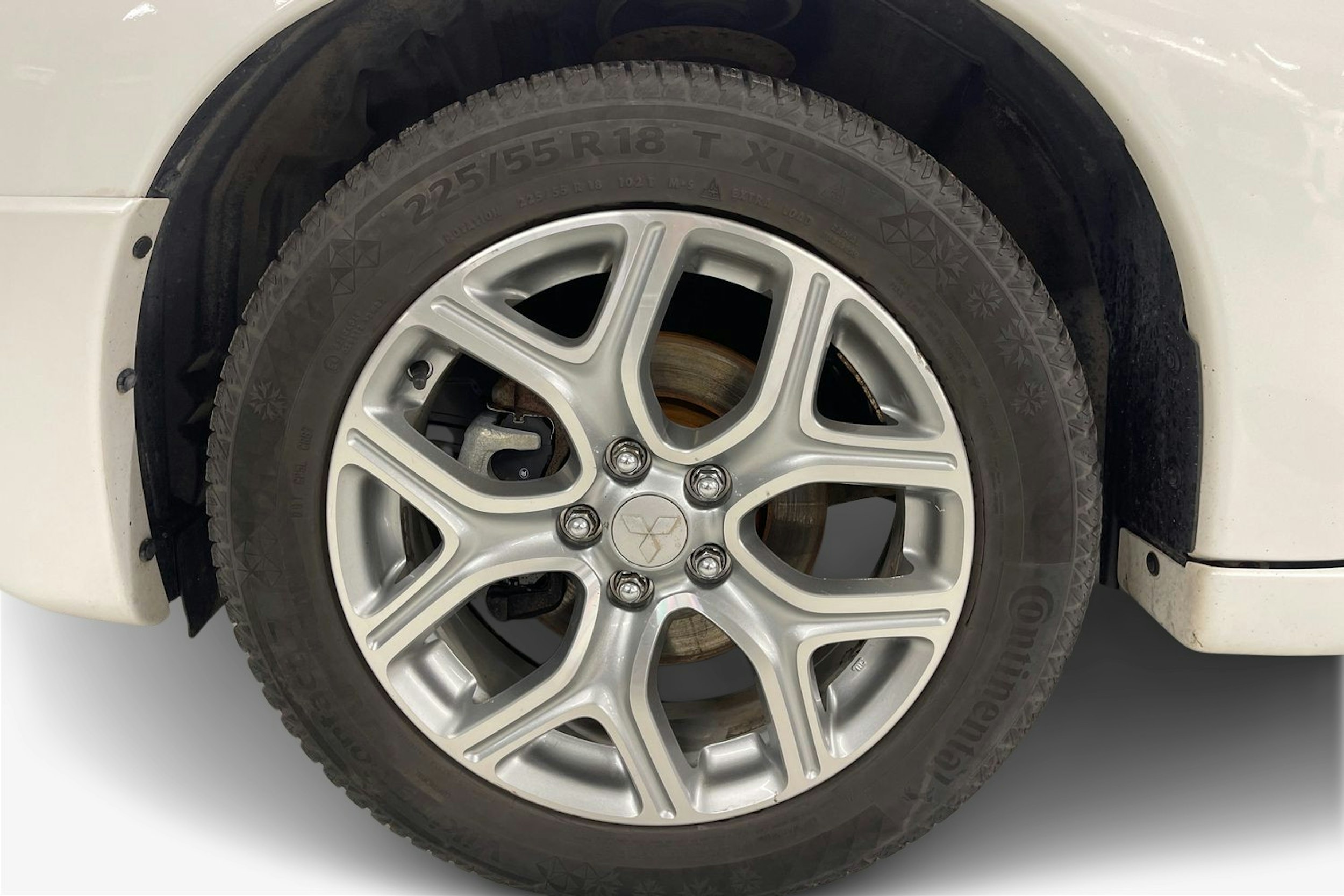 Valkoinen Mitsubishi Outlander PHEV 2014 kuva 11.