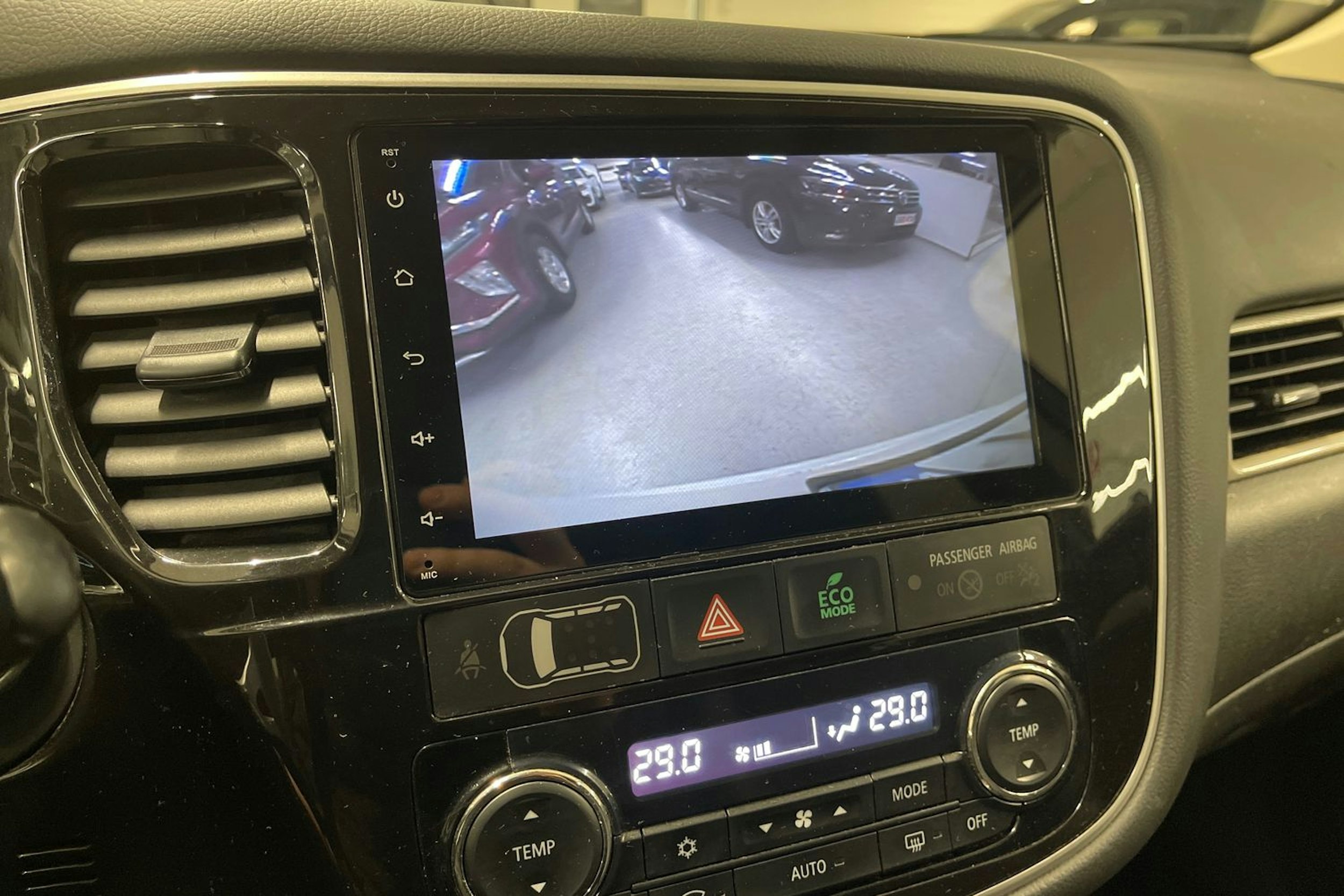 Valkoinen Mitsubishi Outlander PHEV 2014 kuva 14.