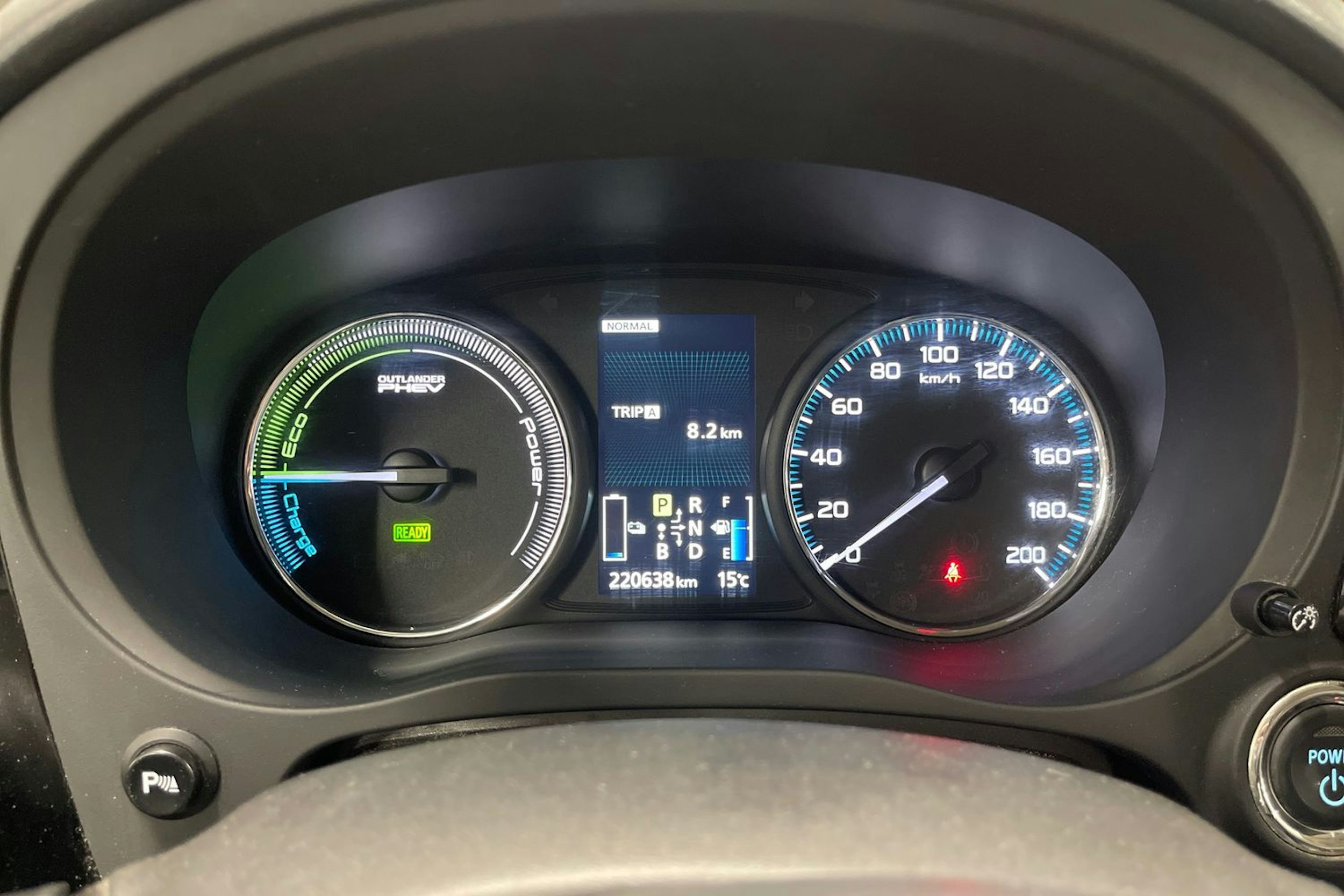 Valkoinen Mitsubishi Outlander PHEV 2014 kuva 15.