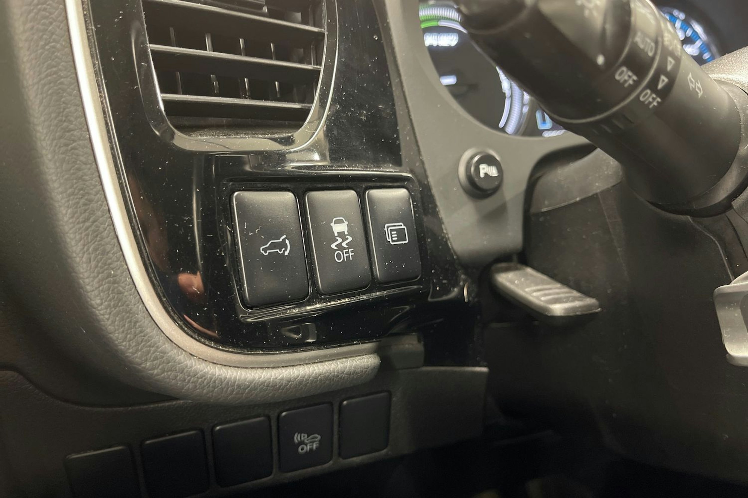 Valkoinen Mitsubishi Outlander PHEV 2014 kuva 16.