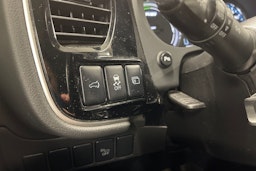 Valkoinen Mitsubishi Outlander PHEV 2014 kuva 16.