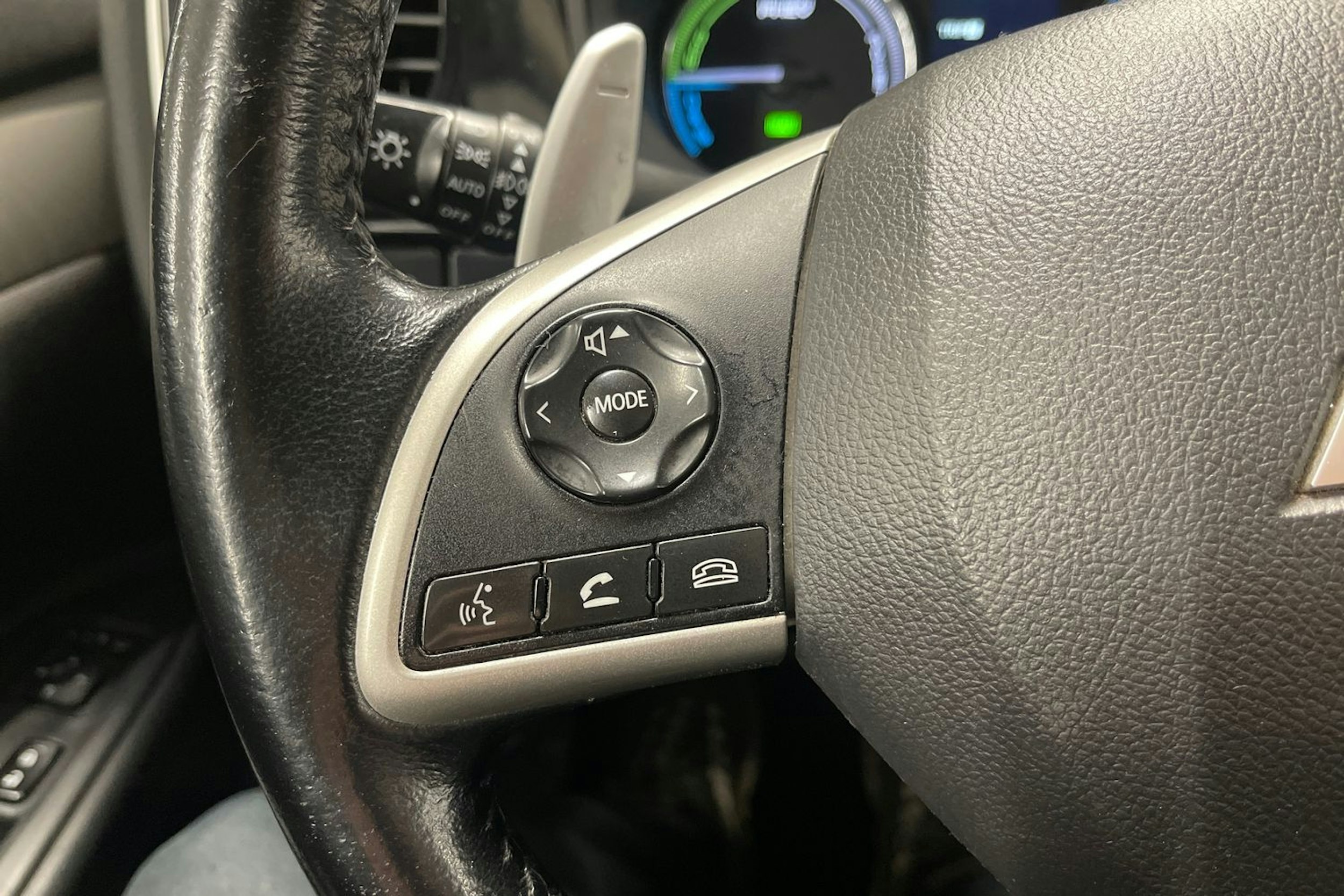 Valkoinen Mitsubishi Outlander PHEV 2014 kuva 17.