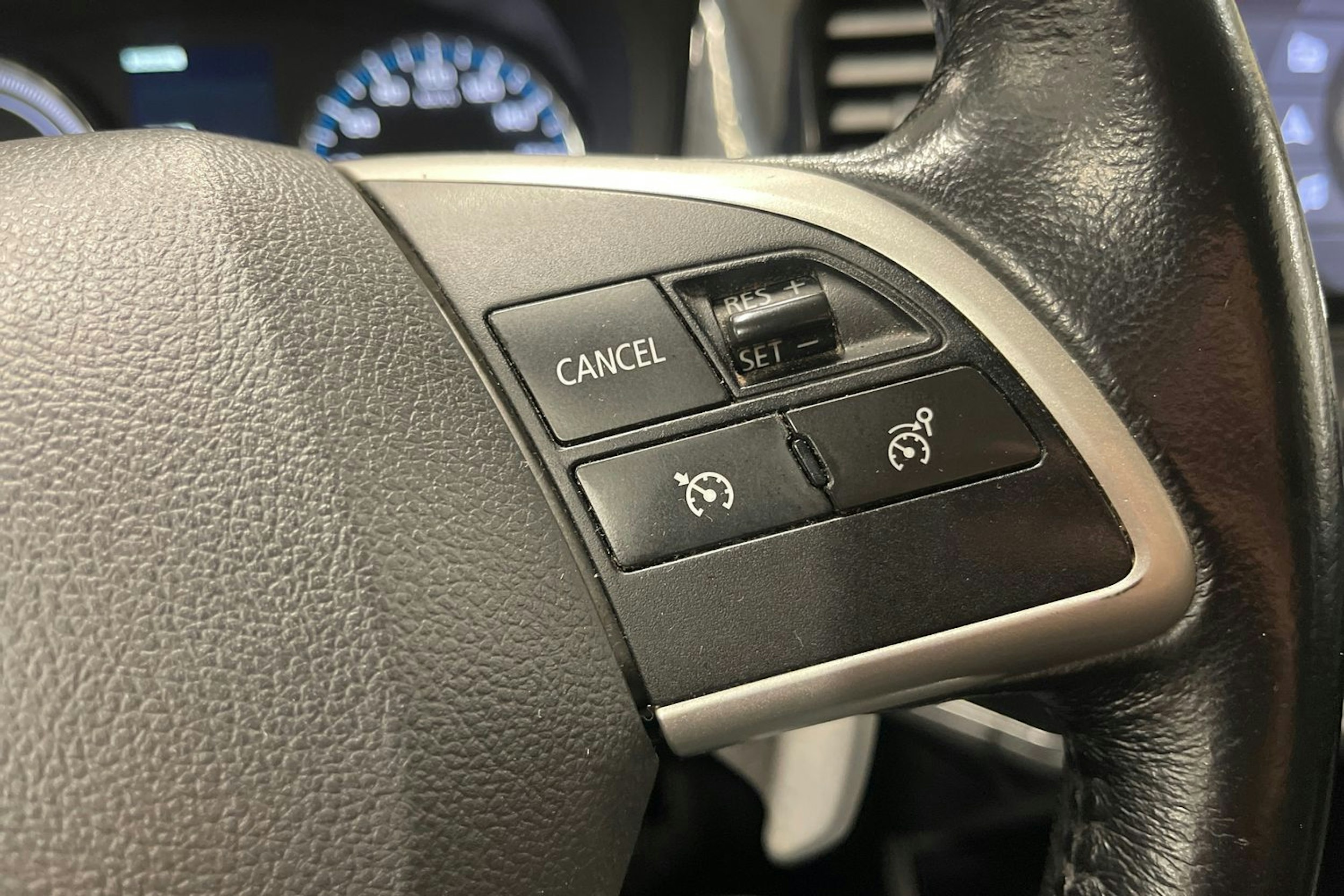 Valkoinen Mitsubishi Outlander PHEV 2014 kuva 18.