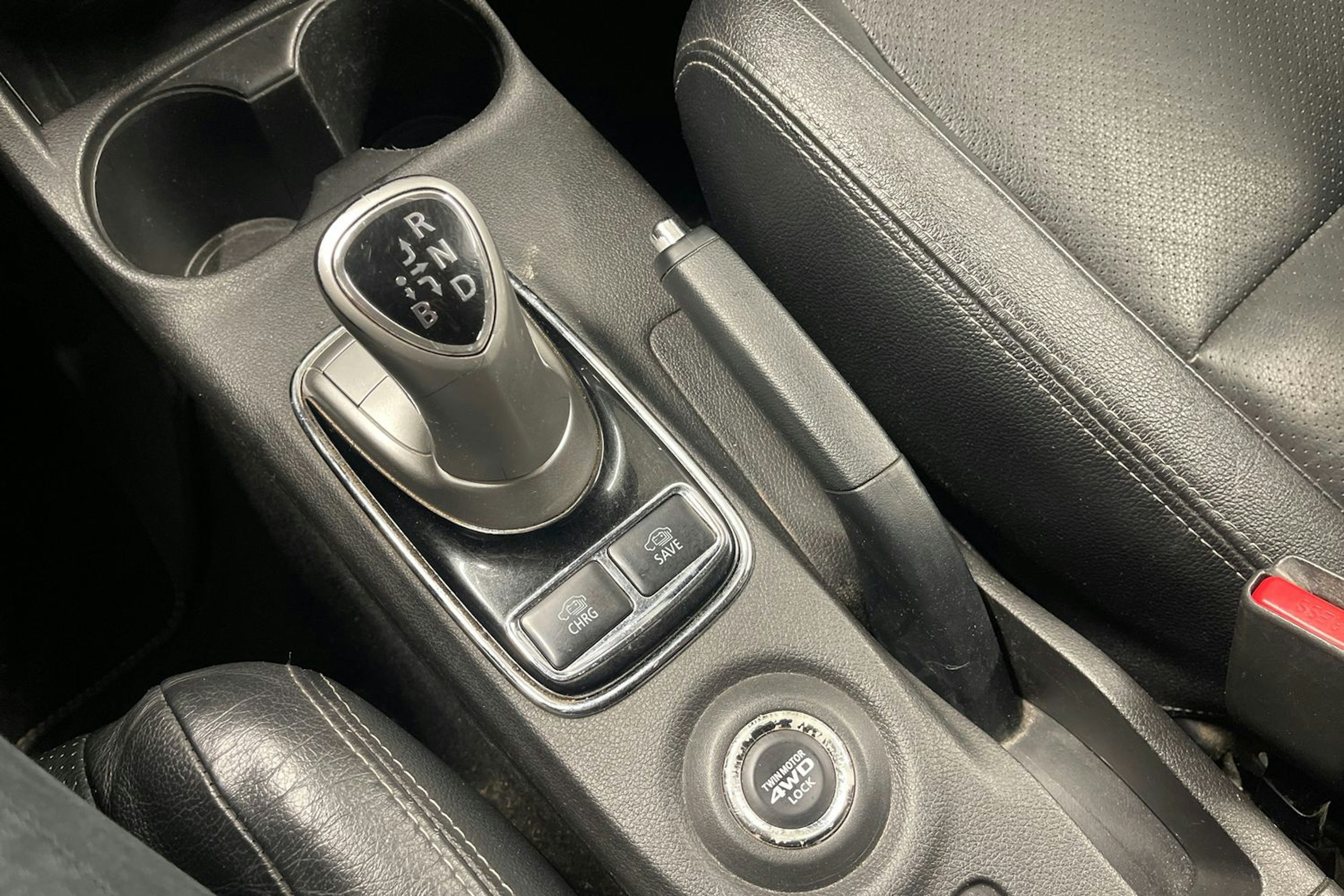 Valkoinen Mitsubishi Outlander PHEV 2014 kuva 19.