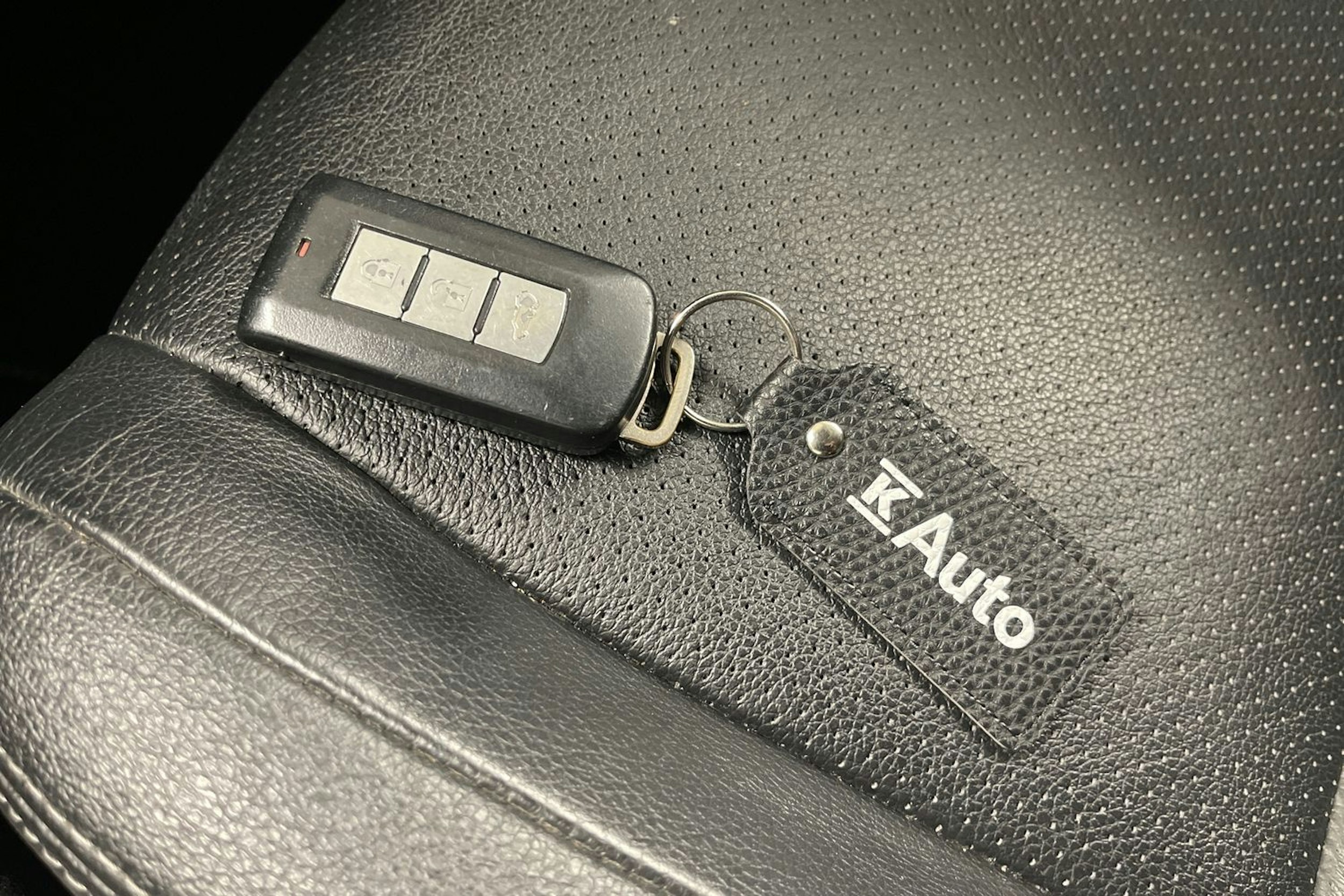 Valkoinen Mitsubishi Outlander PHEV 2014 kuva 20.