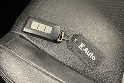 Valkoinen Mitsubishi Outlander PHEV 2014 kuva 20.