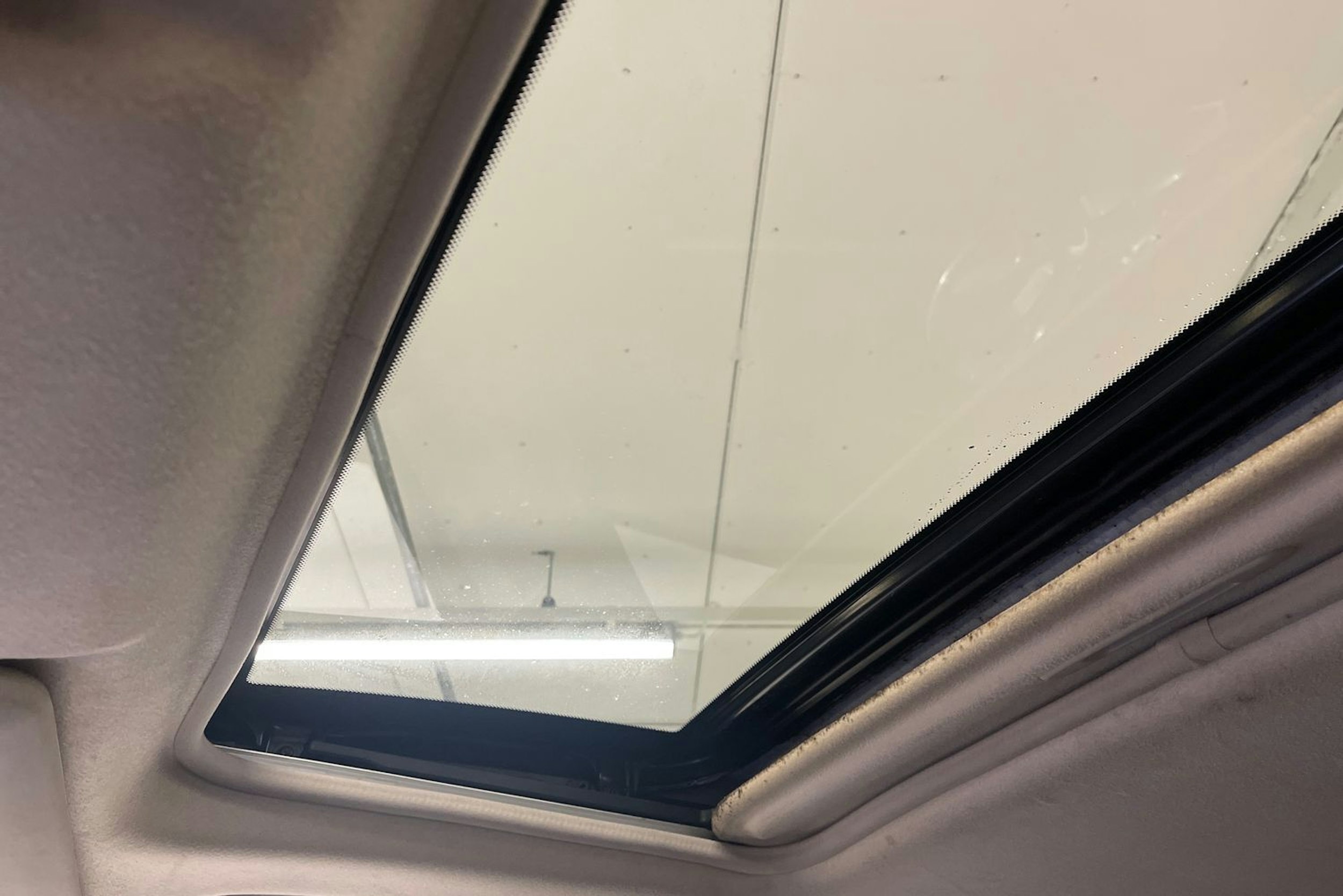 Valkoinen Mitsubishi Outlander PHEV 2014 kuva 21.