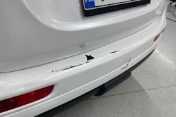 Valkoinen Mitsubishi Outlander PHEV 2014 kuva 22.