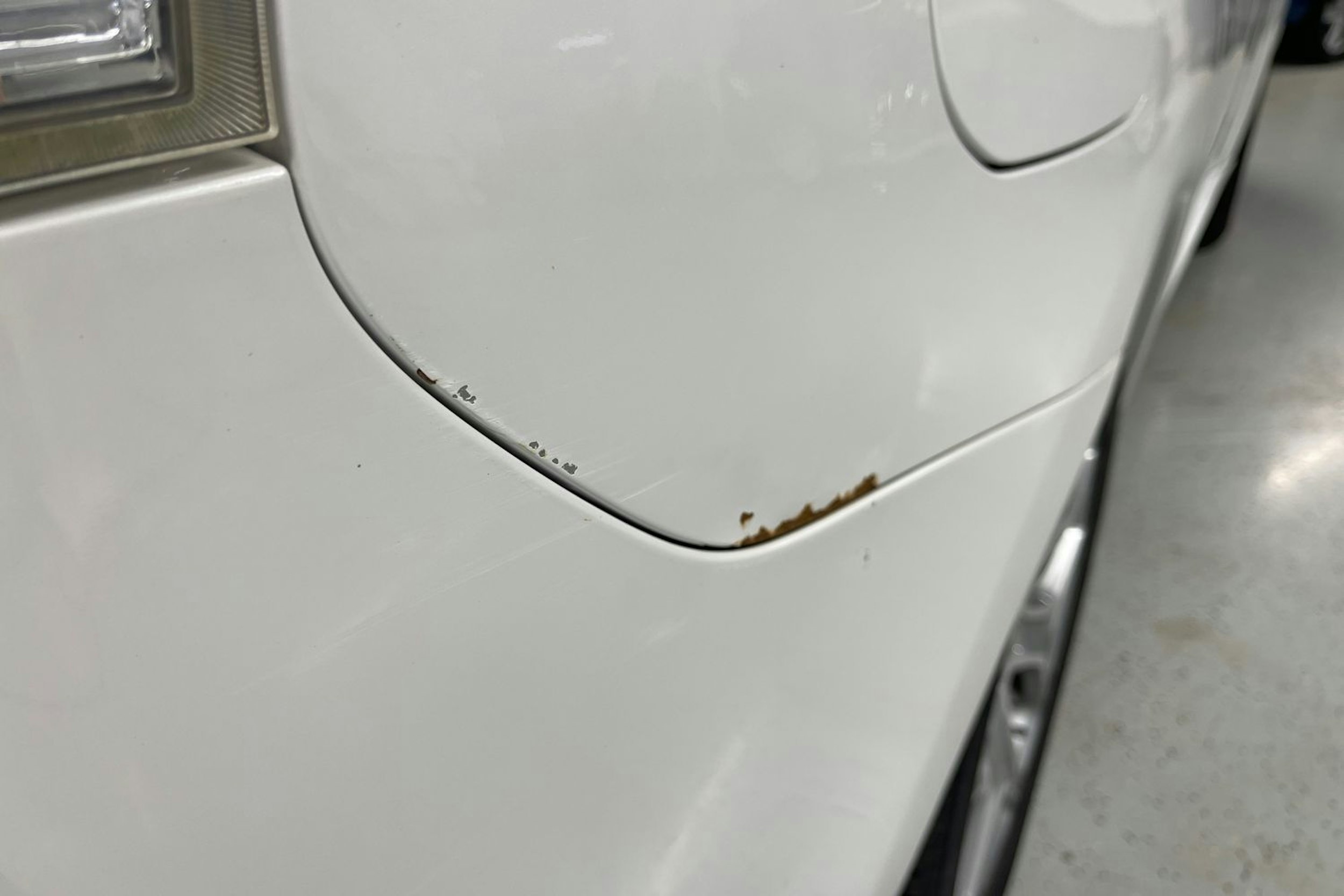 Valkoinen Mitsubishi Outlander PHEV 2014 kuva 23.