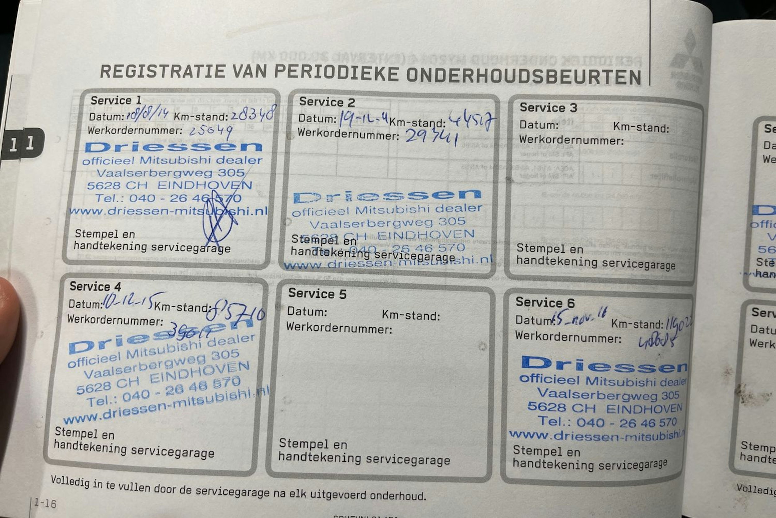 Valkoinen Mitsubishi Outlander PHEV 2014 kuva 24.