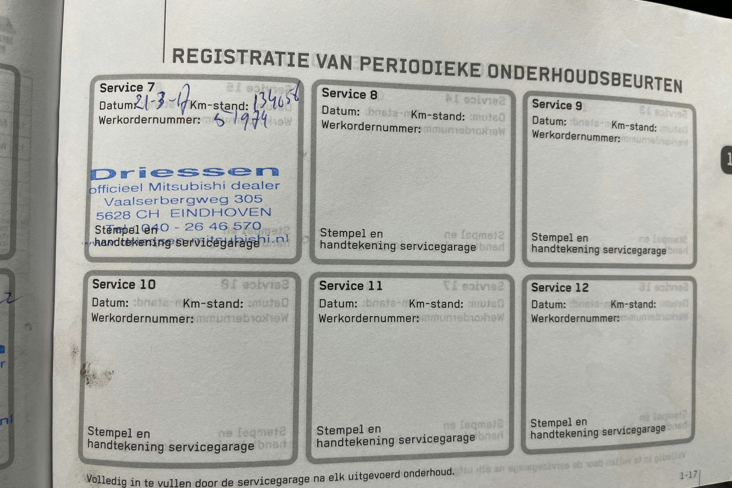 Valkoinen Mitsubishi Outlander PHEV 2014 kuva 25.
