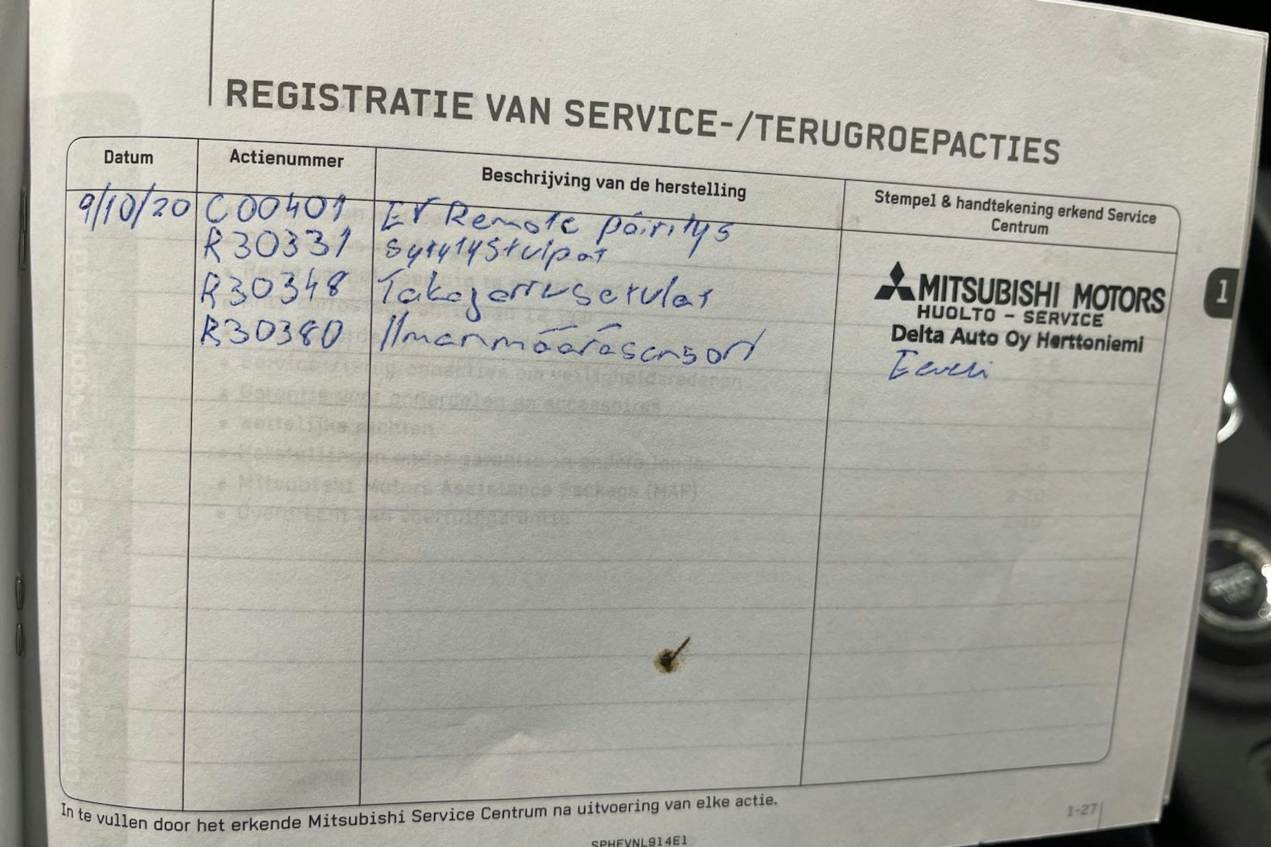 Valkoinen Mitsubishi Outlander PHEV 2014 kuva 26.