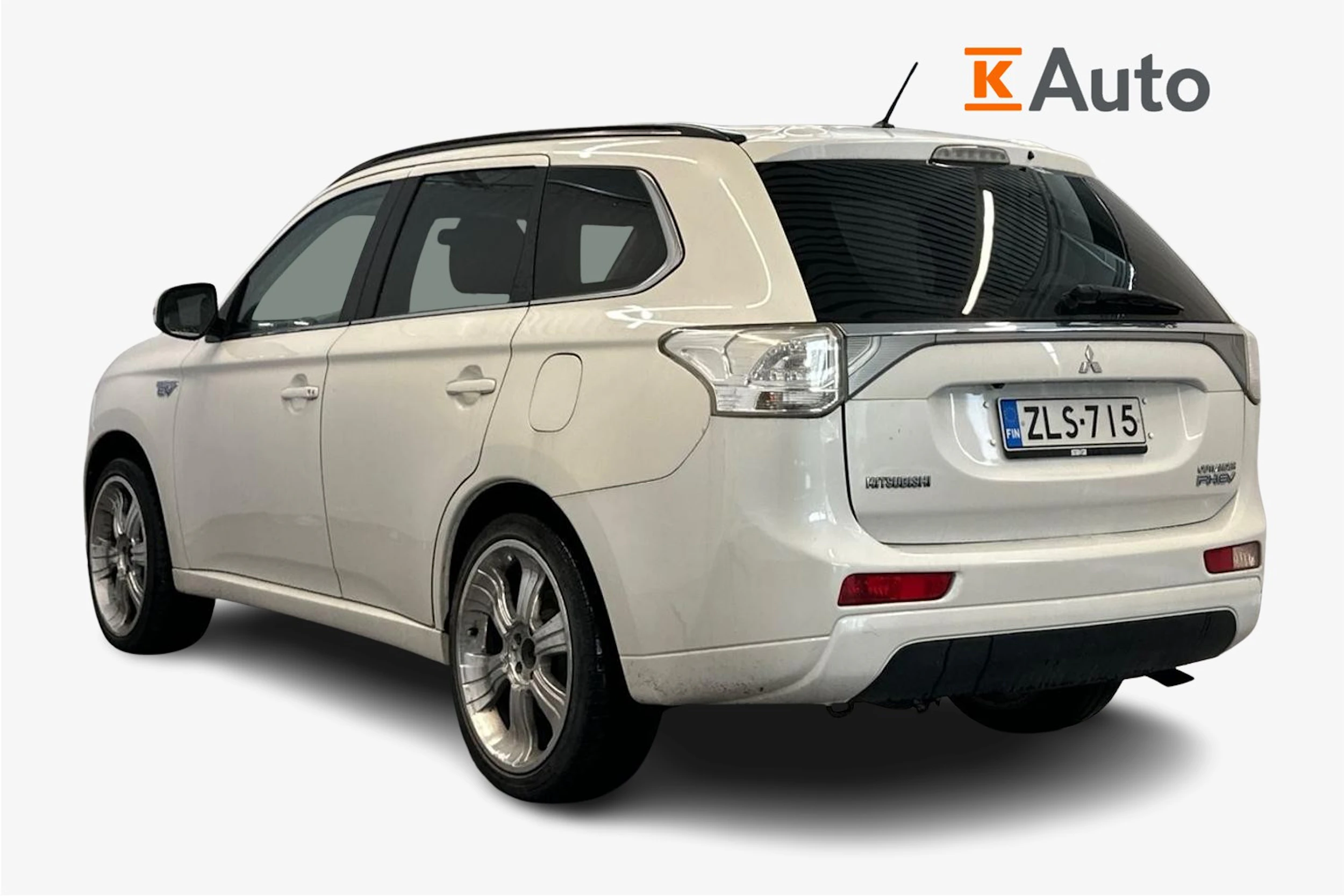 valkoinen Mitsubishi Outlander PHEV 2014 kuva 2.