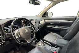valkoinen Mitsubishi Outlander PHEV 2014 kuva 3.