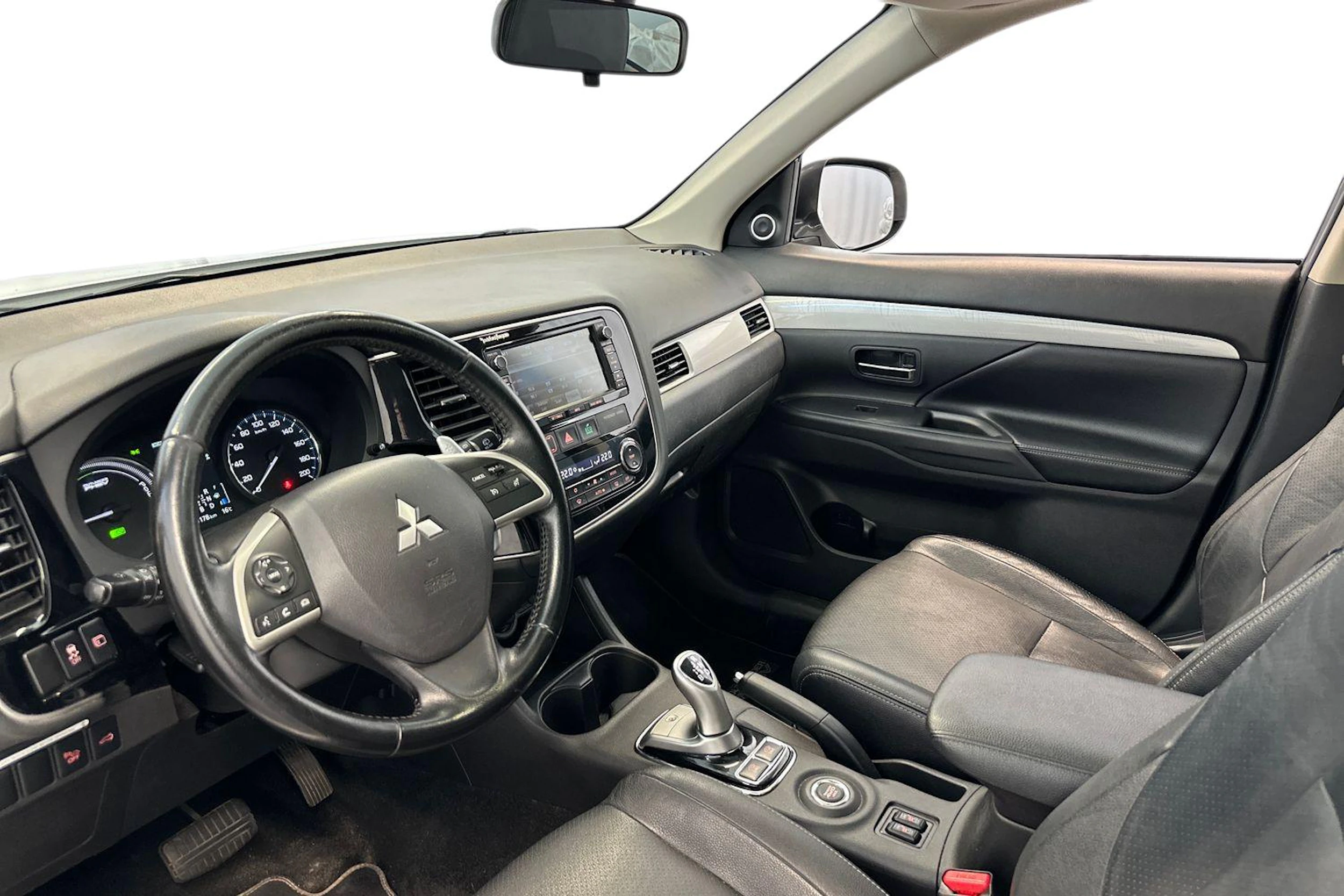 valkoinen Mitsubishi Outlander PHEV 2014 kuva 6.