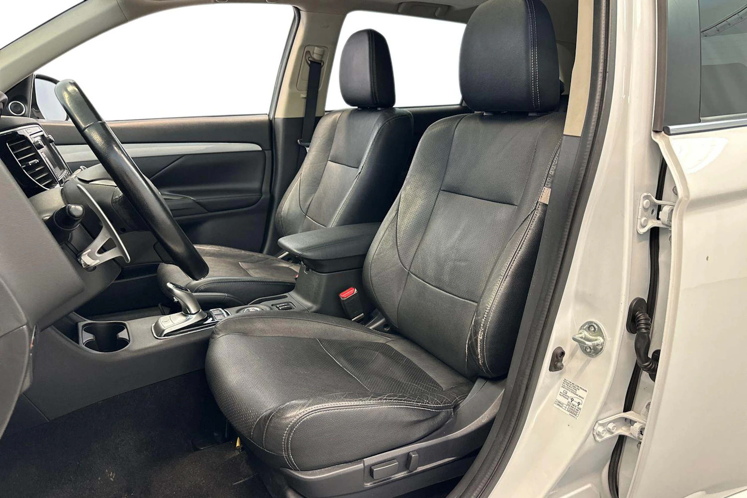 valkoinen Mitsubishi Outlander PHEV 2014 kuva 7.
