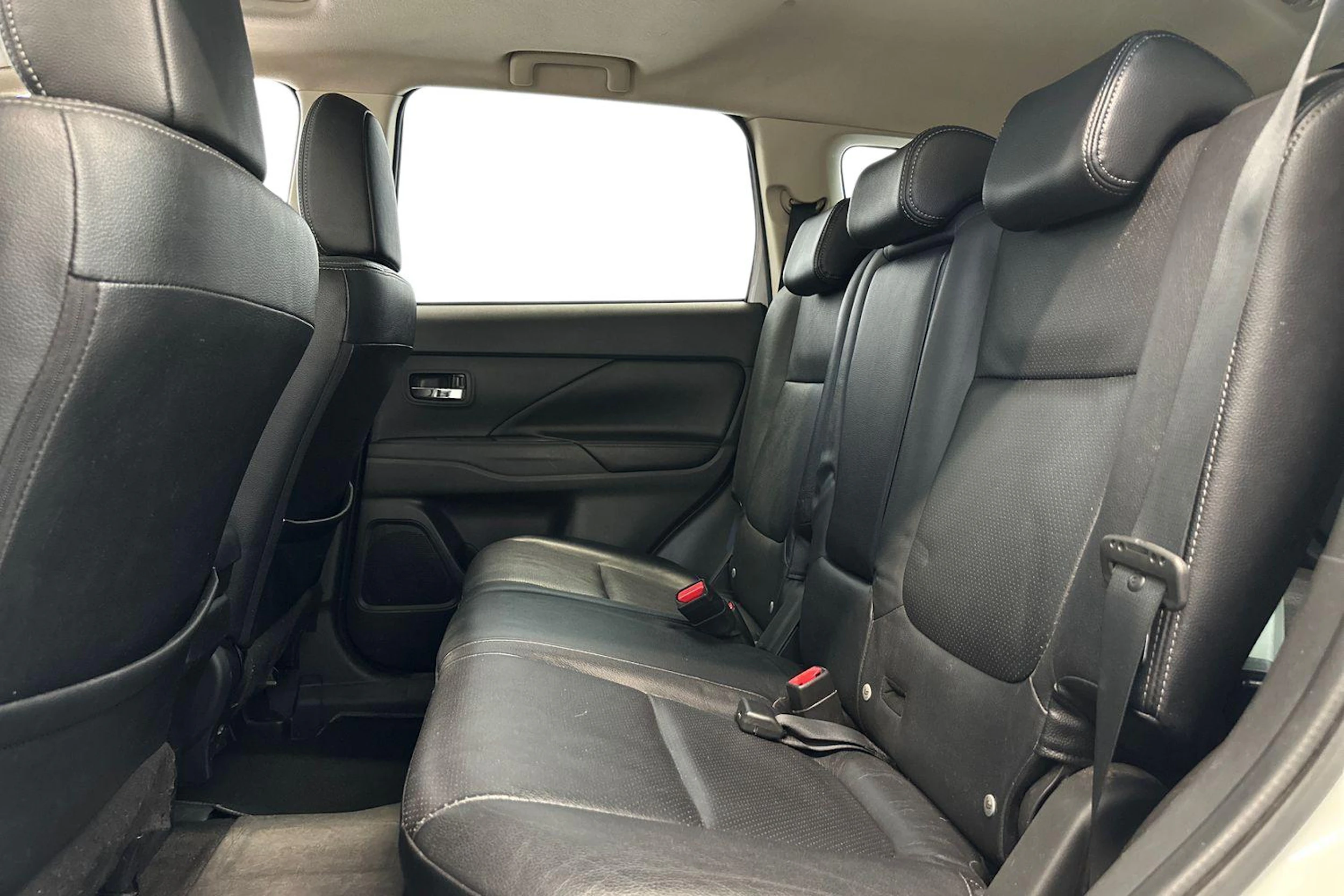 valkoinen Mitsubishi Outlander PHEV 2014 kuva 8.