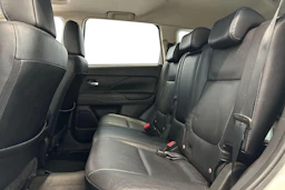 valkoinen Mitsubishi Outlander PHEV 2014 kuva 8.