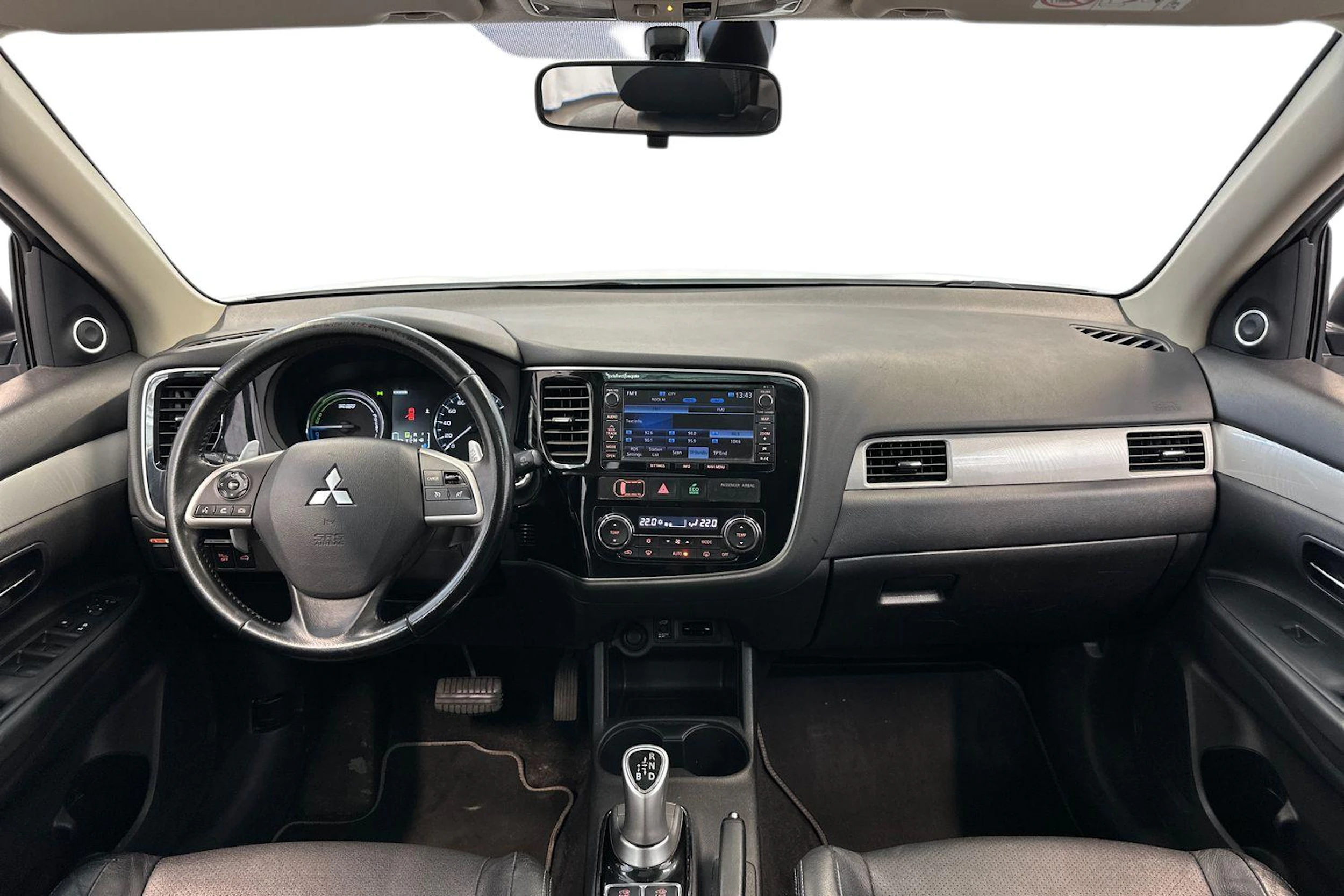 valkoinen Mitsubishi Outlander PHEV 2014 kuva 9.
