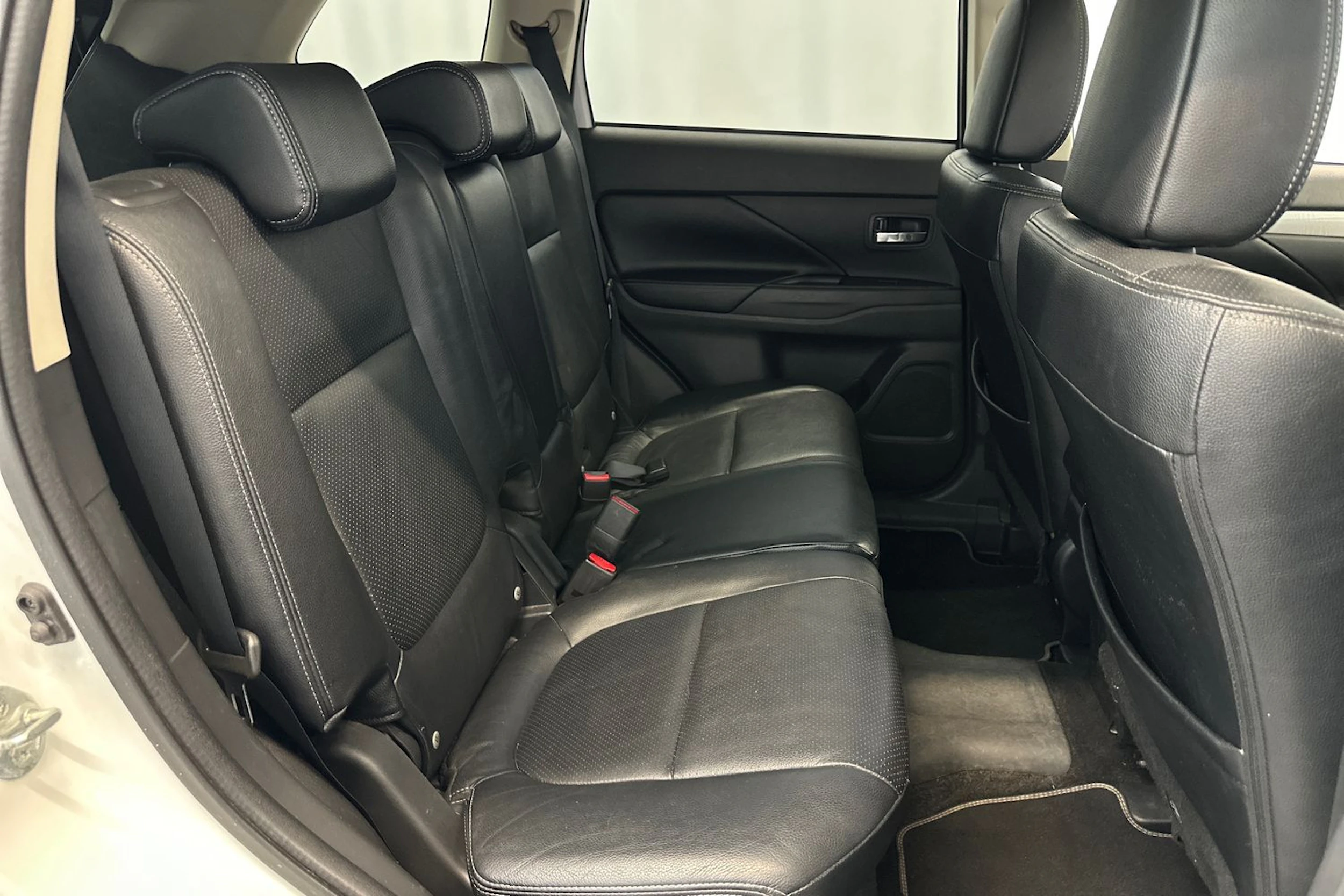 valkoinen Mitsubishi Outlander PHEV 2014 kuva 10.