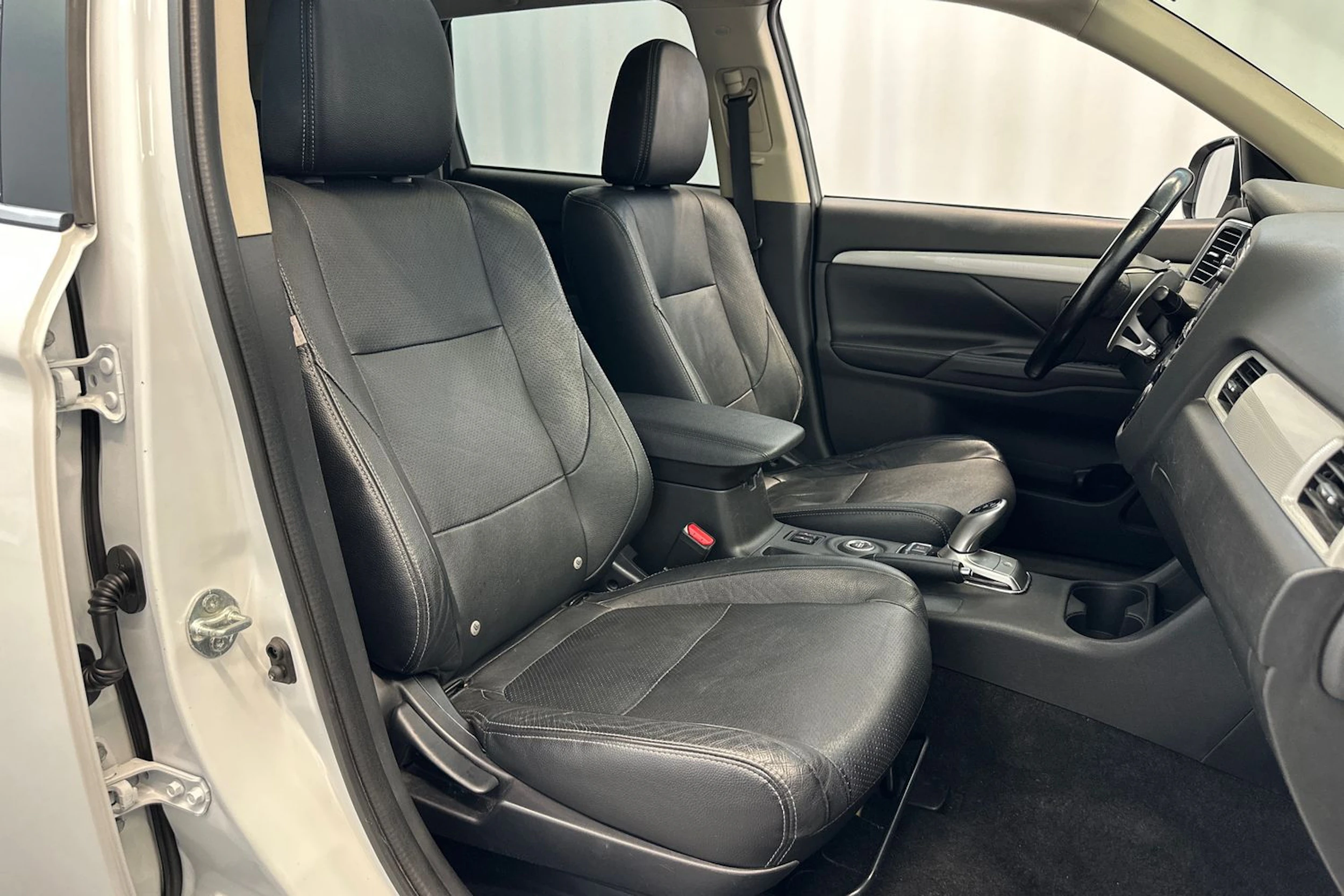 valkoinen Mitsubishi Outlander PHEV 2014 kuva 11.