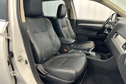 valkoinen Mitsubishi Outlander PHEV 2014 kuva 11.