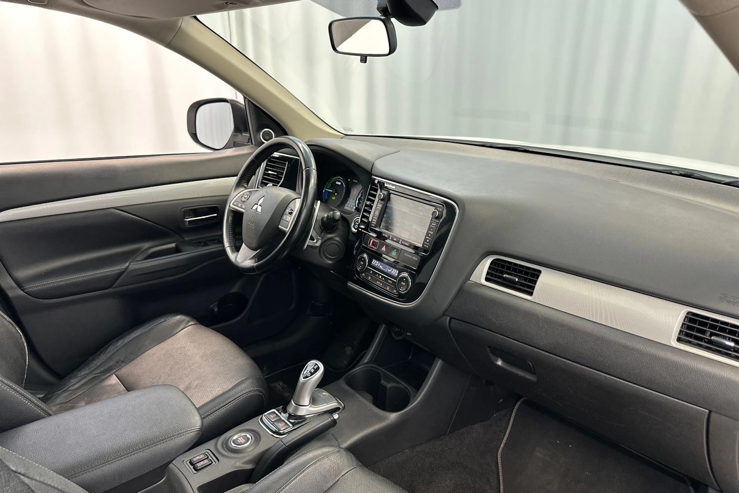 valkoinen Mitsubishi Outlander PHEV 2014 kuva 12.