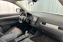 valkoinen Mitsubishi Outlander PHEV 2014 kuva 12.