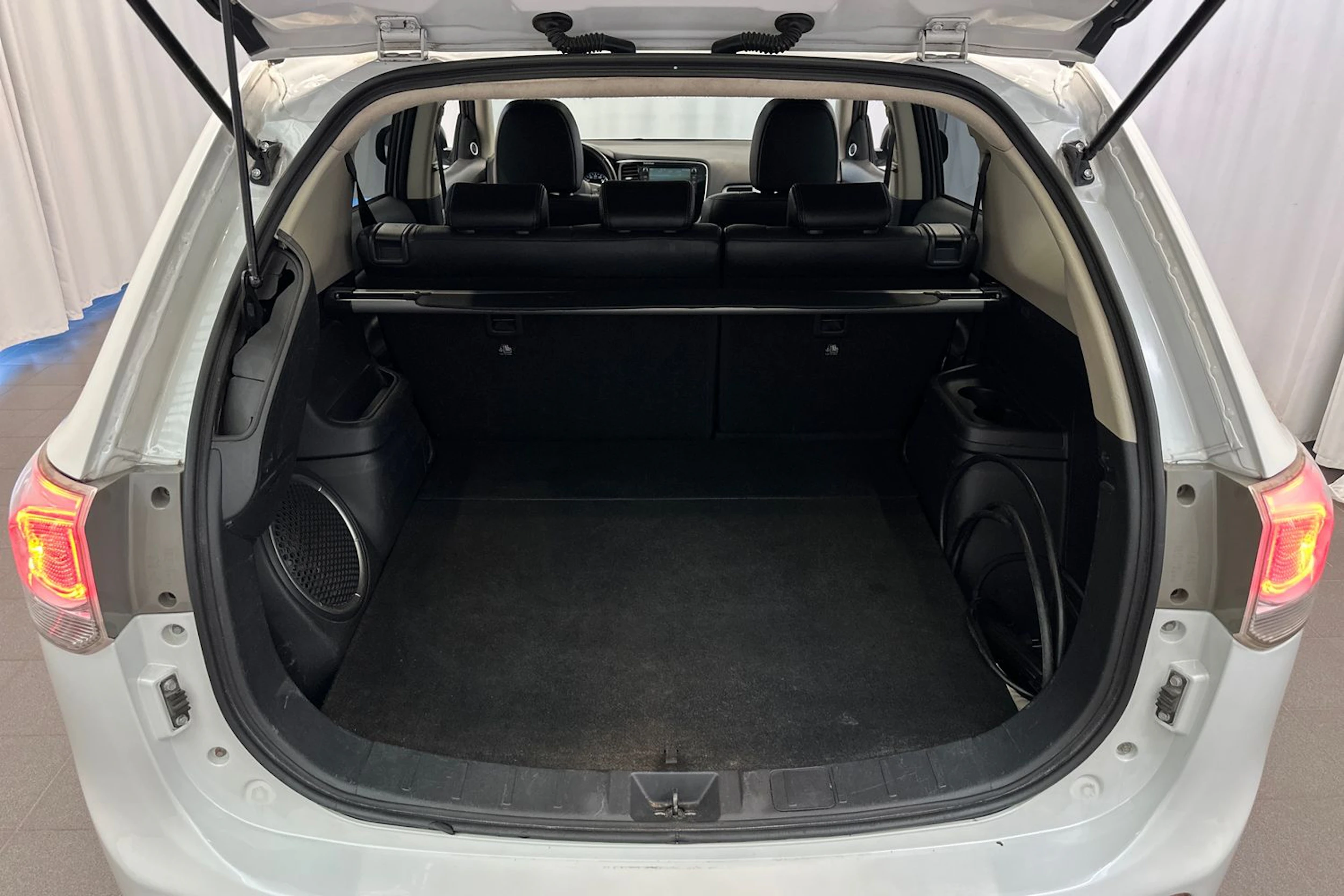 valkoinen Mitsubishi Outlander PHEV 2014 kuva 13.