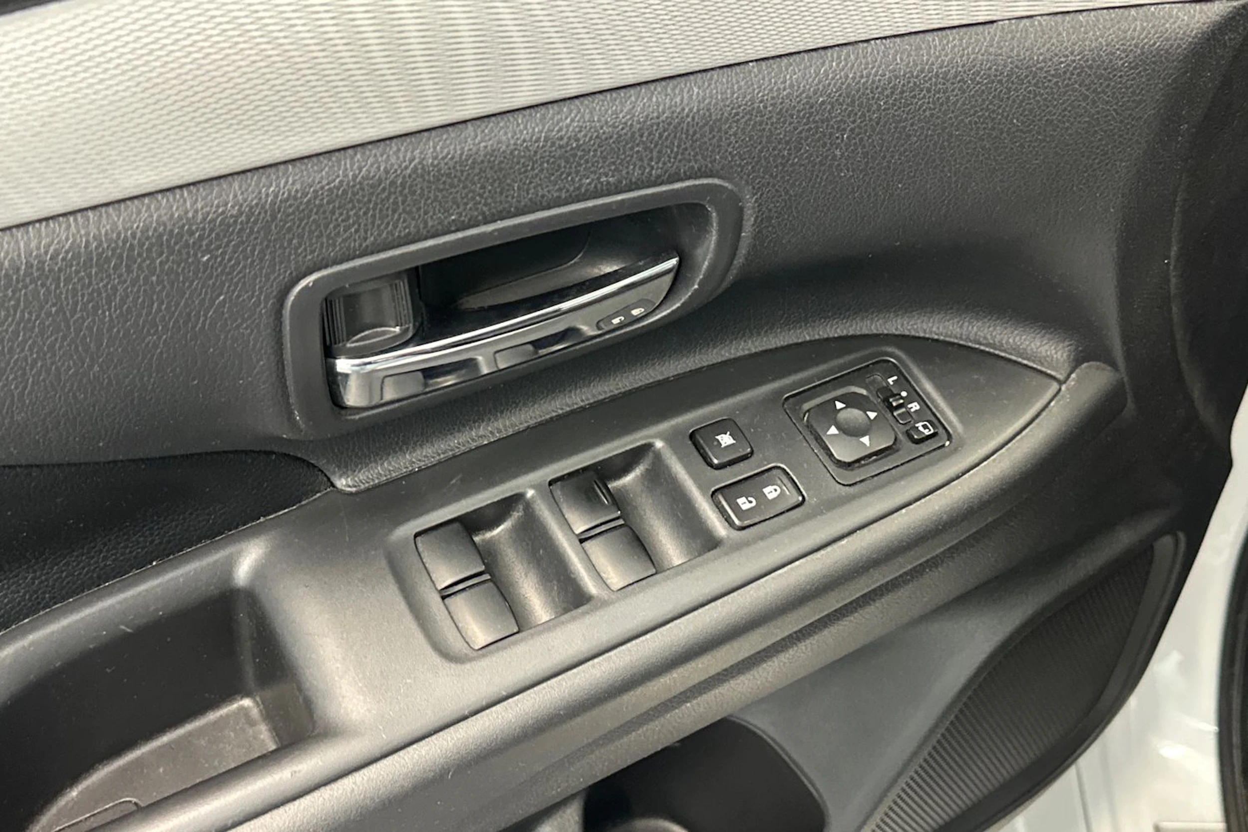 valkoinen Mitsubishi Outlander PHEV 2014 kuva 15.