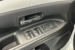 valkoinen Mitsubishi Outlander PHEV 2014 kuva 15.