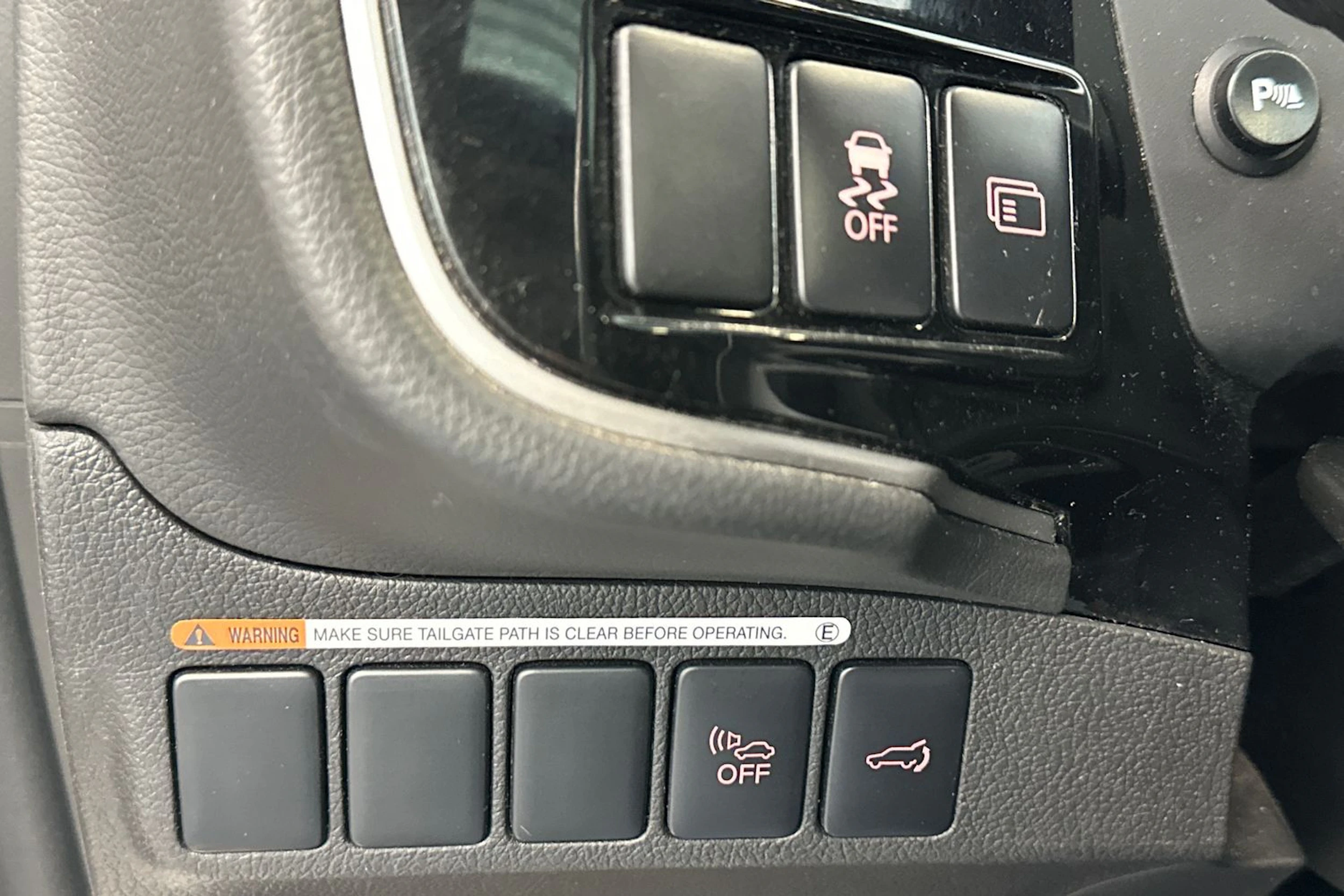 valkoinen Mitsubishi Outlander PHEV 2014 kuva 17.
