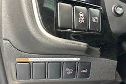 valkoinen Mitsubishi Outlander PHEV 2014 kuva 17.