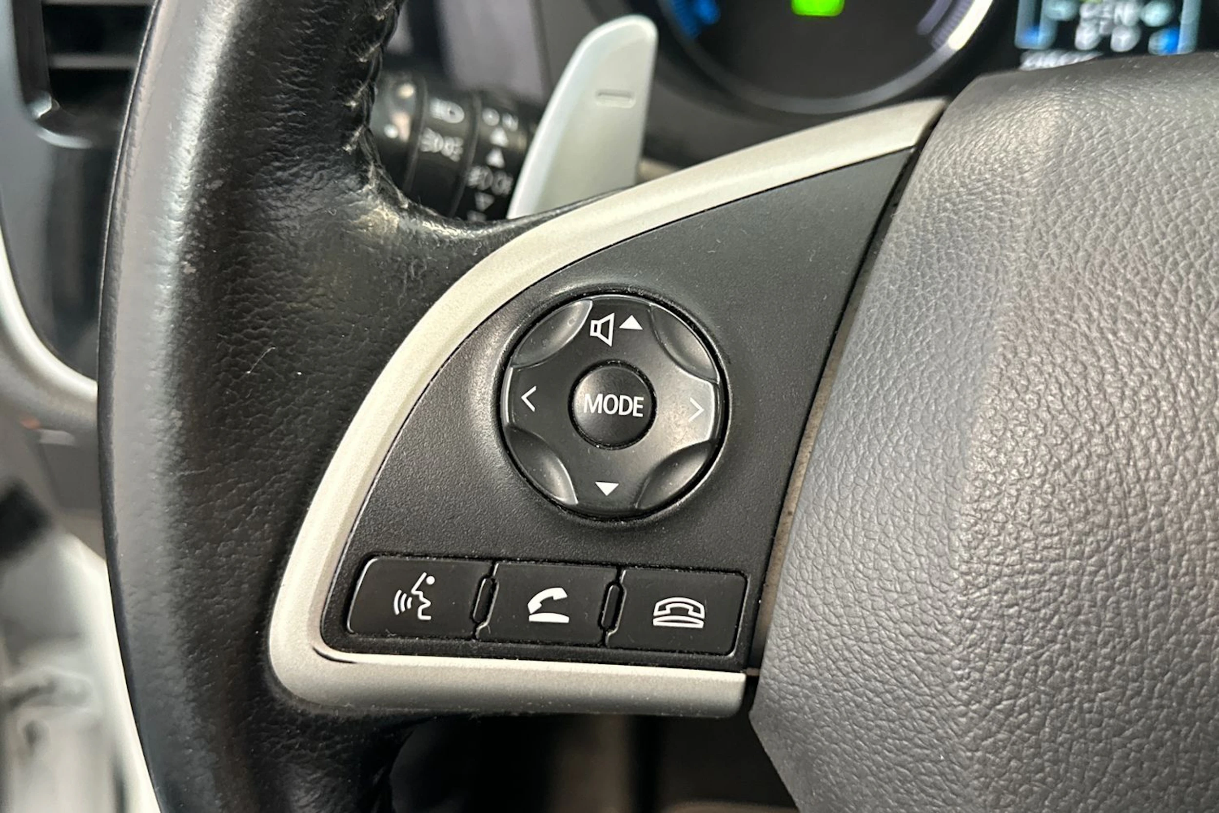 valkoinen Mitsubishi Outlander PHEV 2014 kuva 18.